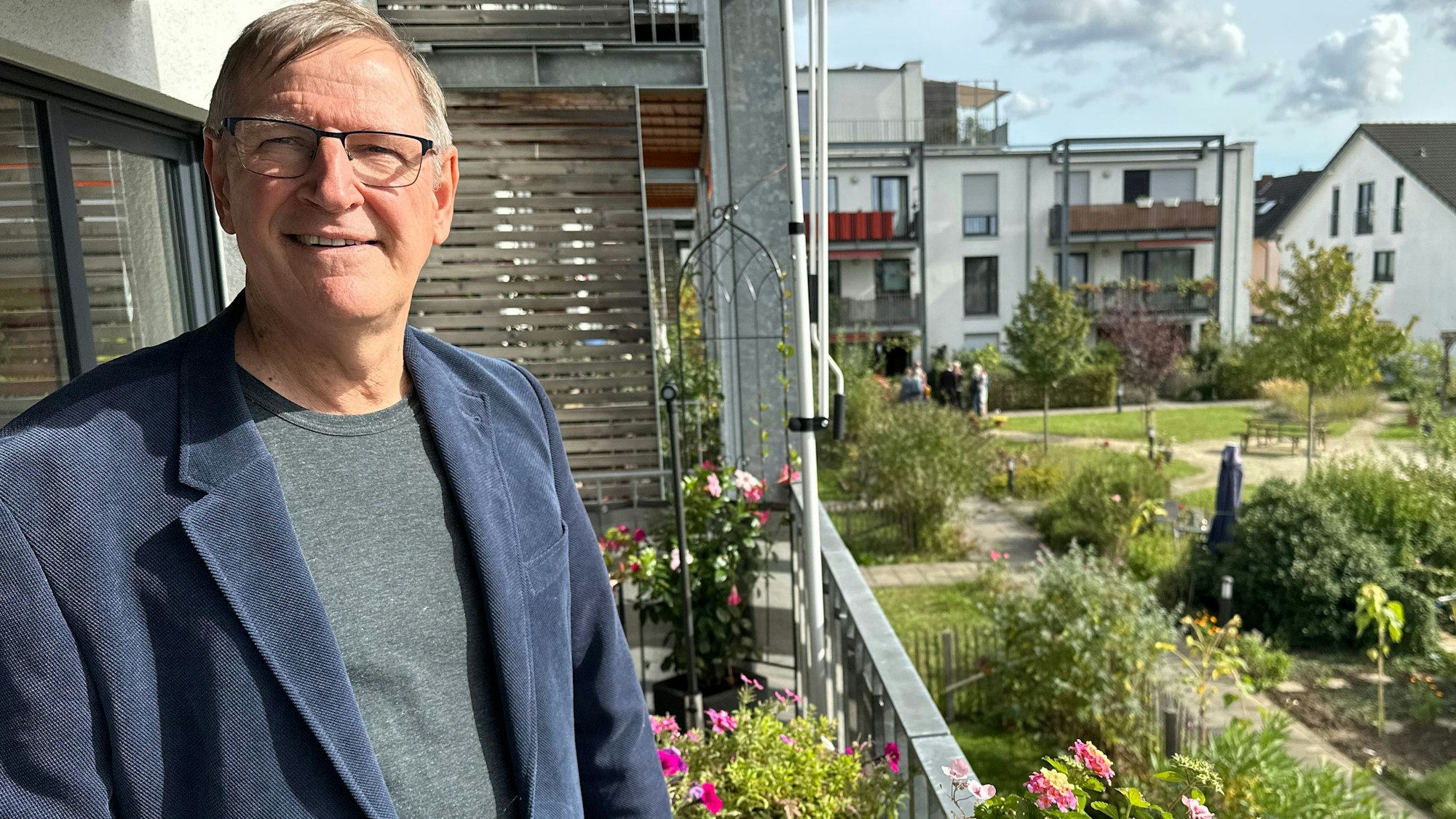 Ingo Teuchert wohnt seit Mai 2024 mit seiner Frau Carmen und Katze Sissi in der WG.