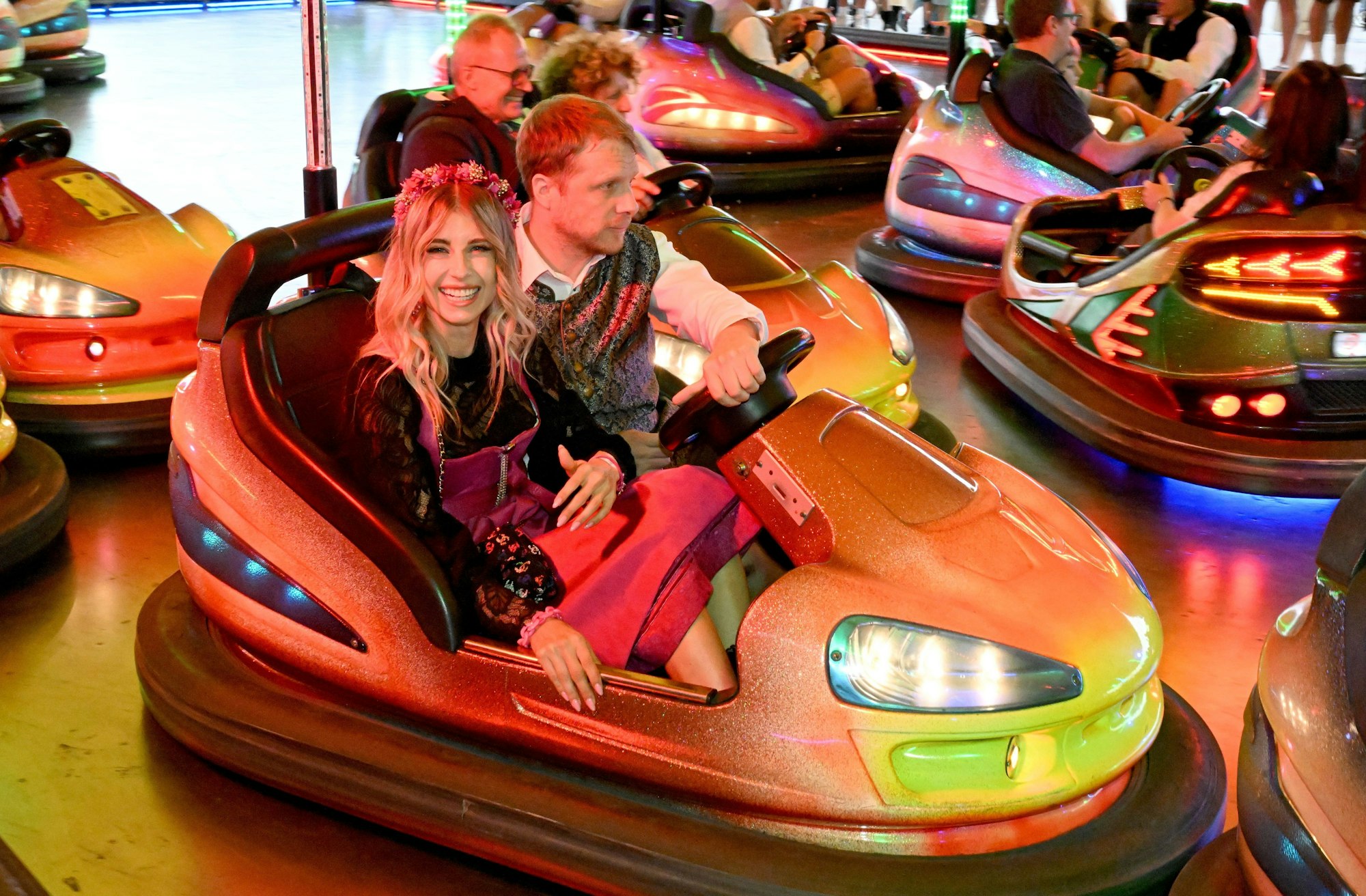 Oliver Pocher und Cathy Hummels fahren auf der Theresienwiese Autoscooter.