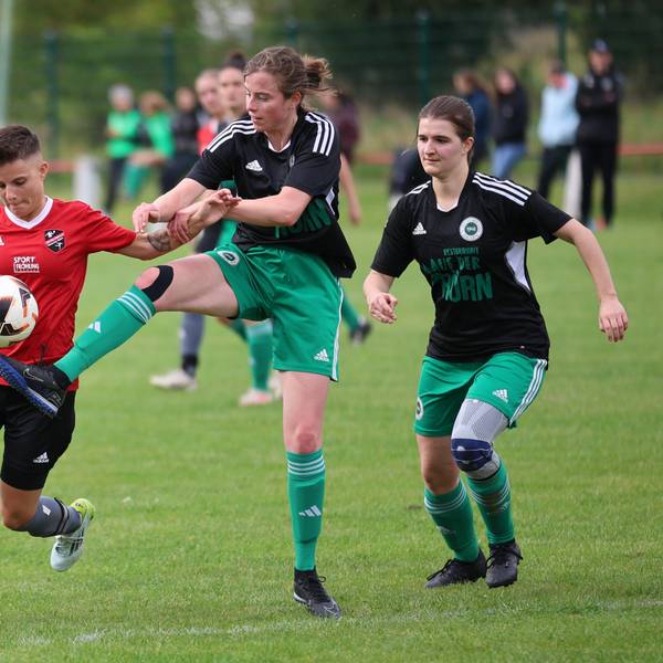 Saskia Schreiner vom TV-SV Füssenich-Geich führt den Ball und hält sich eine Gegenspielerin vom Leib.
