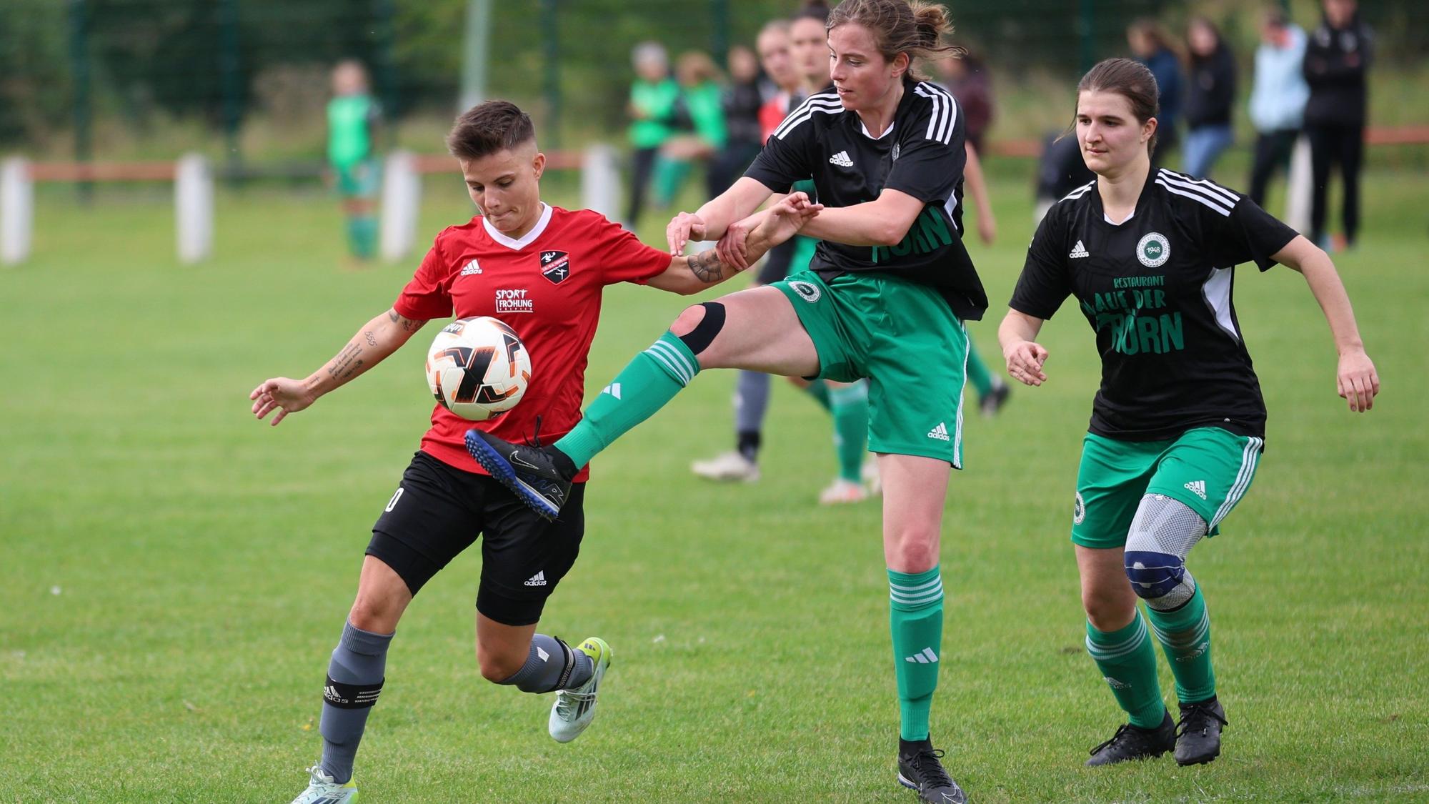 Das Bild zeigt Saskia Schreiner im Zweikampf mit einer gegnerischen Spielerin.