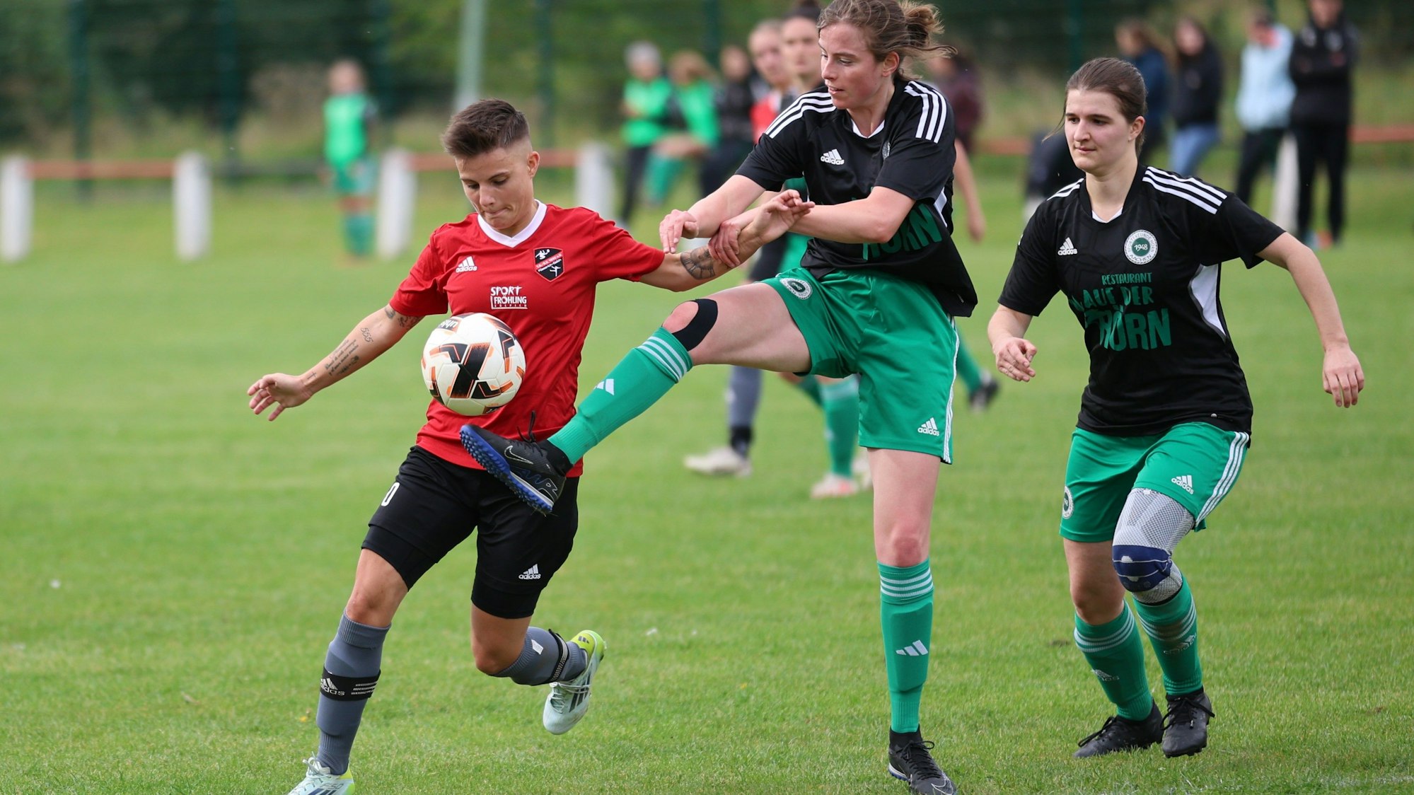 Das Bild zeigt Saskia Schreiner im Zweikampf mit einer gegnerischen Spielerin.