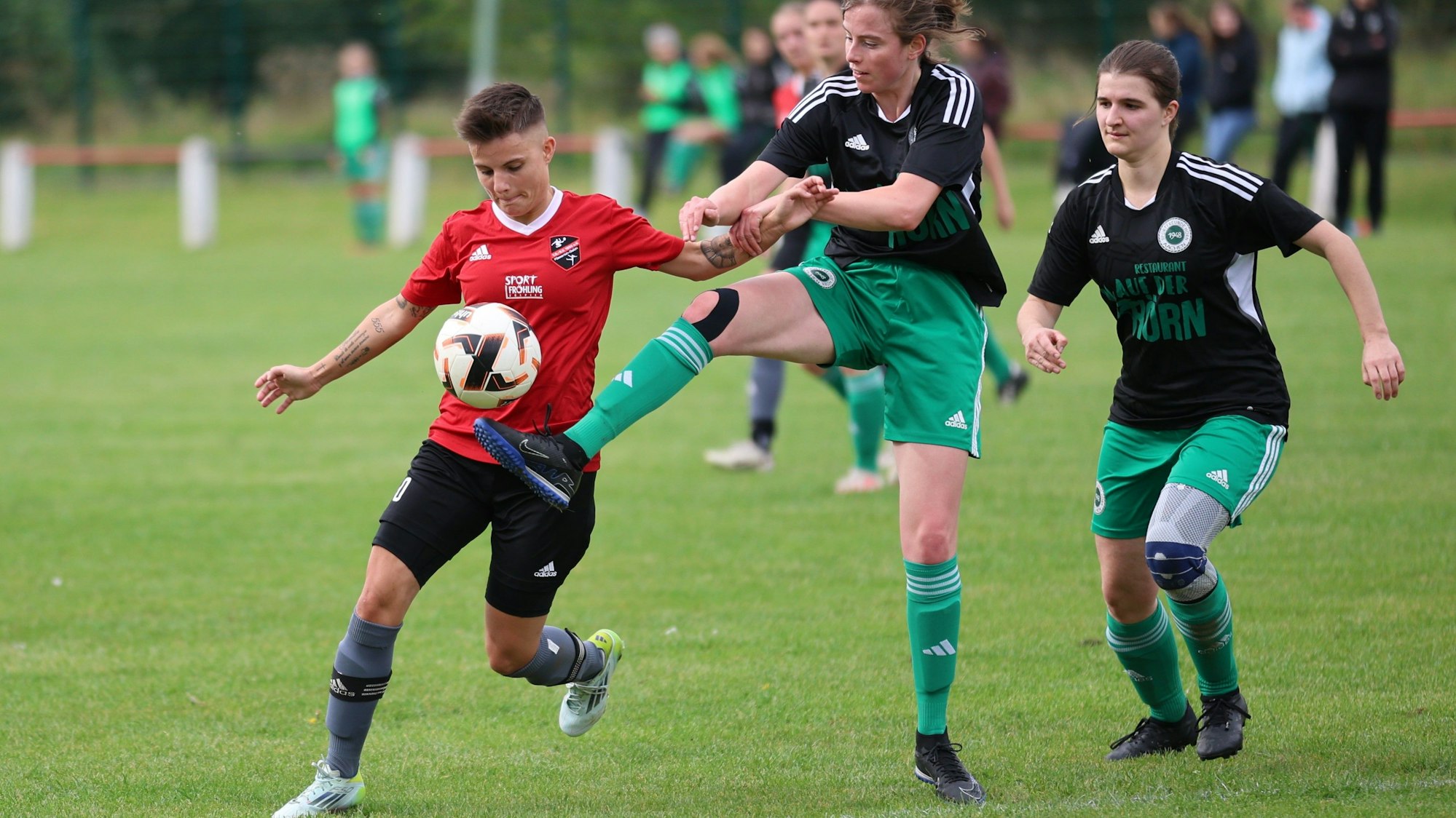 Das Bild zeigt Saskia Schreiner in einer Offensivszene.