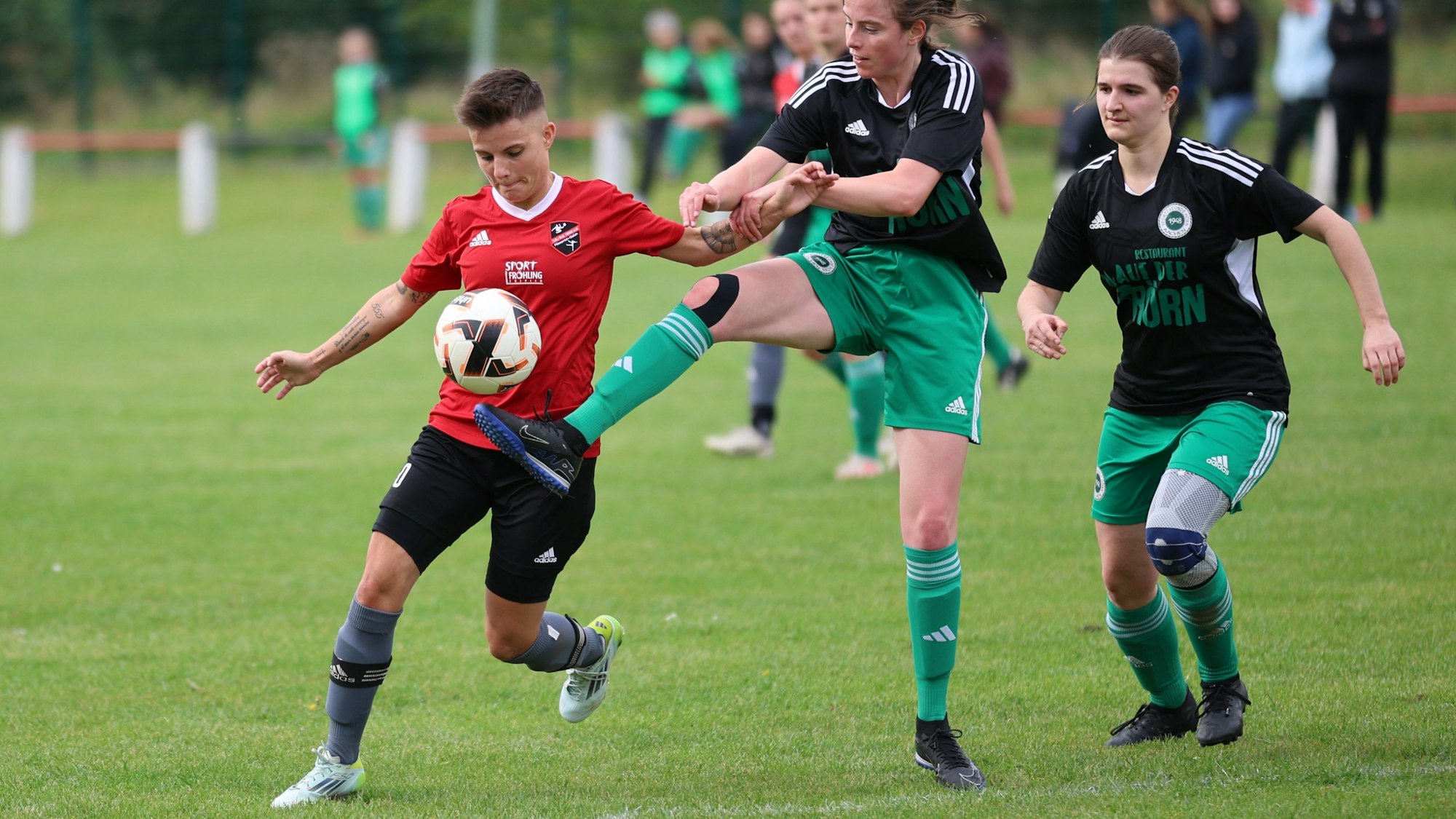 Saskia Schreiner vom TV-SV Füssenich-Geich führt den Ball und hält sich eine Gegenspielerin vom Leib.