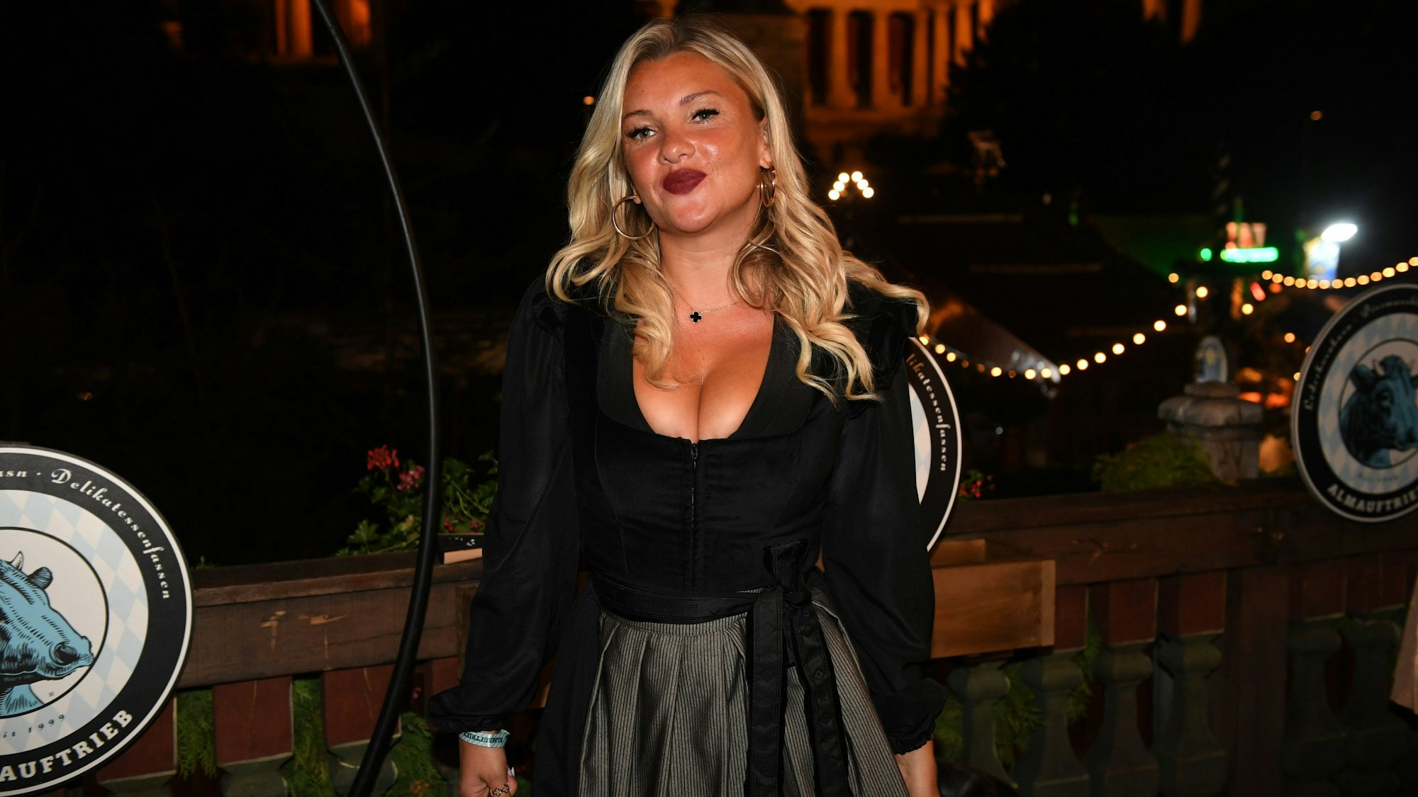 Der TV-Star Evelyn Burdecki steht dem Balkon des Käferzelt beim Almauftrieb auf der Wiesn.