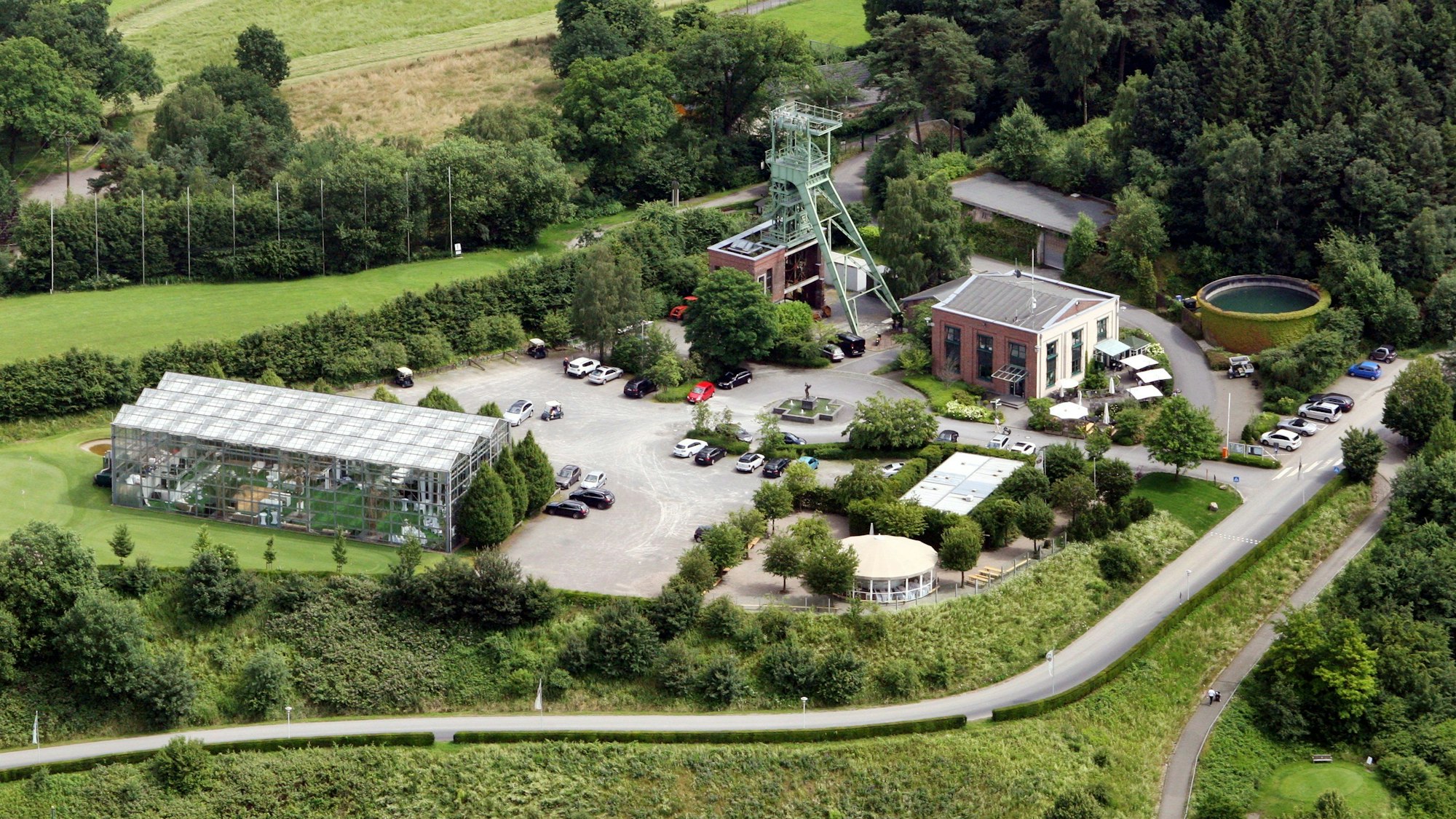 Die Gastronomie am Fuß des Förderturms (o.r.) soll ausgebaut, das Adventure-Minigolf (u.l.) erhalten und einiges Zusätzliches geschaffen werden.