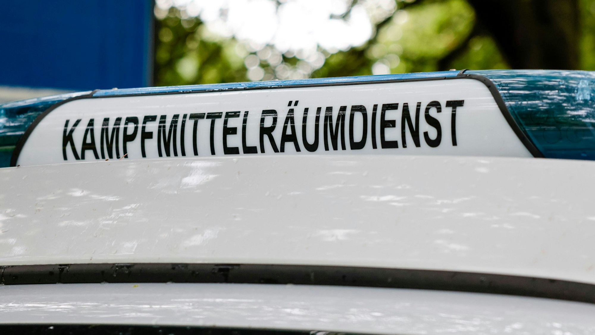 Der Schriftzug „Kampfmittelräumdienst“ ist an einem Einsatzfahrzeug angebracht.