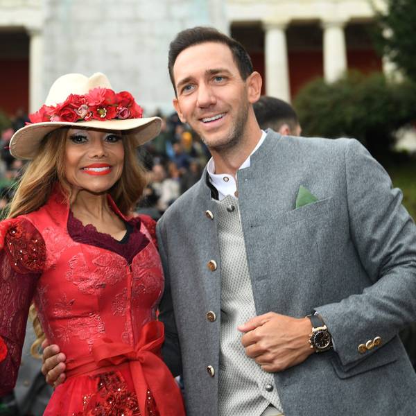 US-Popsängerin La Toya Jackson und Marcel Remus in Trachten auf dem Oktoberfest.