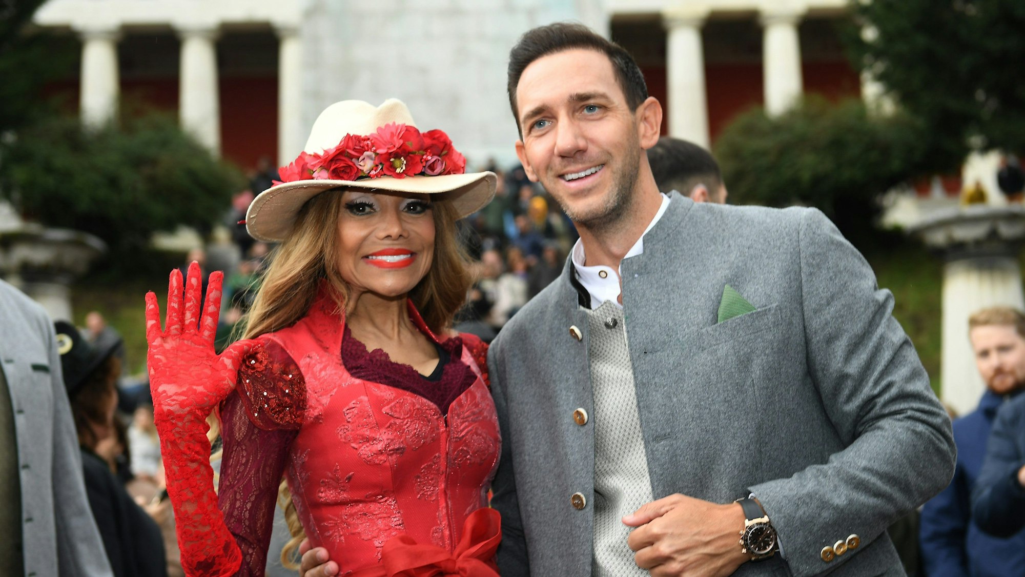 US-Popsängerin La Toya Jackson und Marcel Remus in Trachten auf dem Oktoberfest.