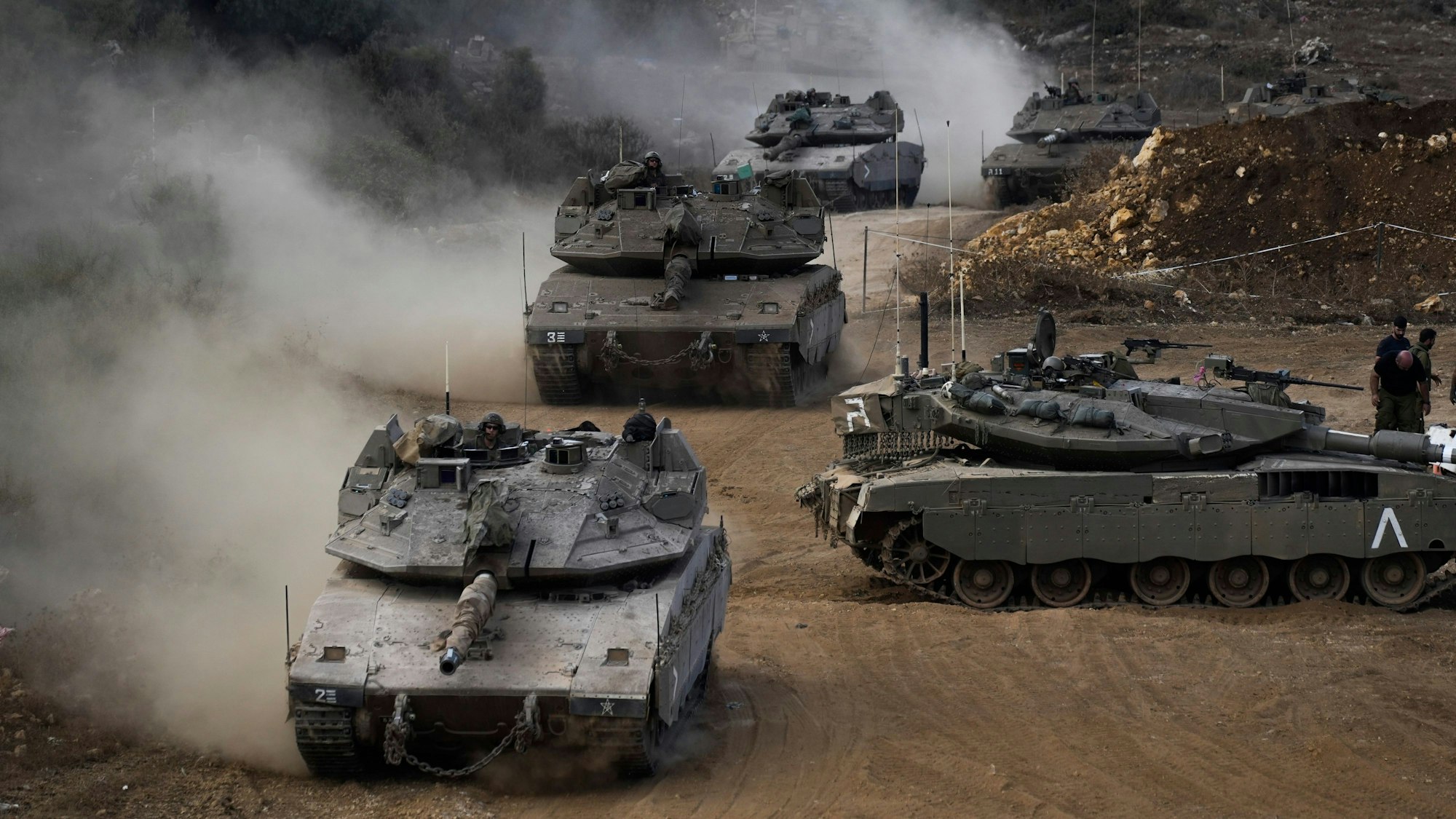 01.10.2024, Israel, Nordisrael: Panzer der israelischen Armee manövrieren in einem Bereitstellungsraum im Norden Israels nahe der israelisch-libanesischen Grenze. Foto: Baz Ratner/AP/dpa +++ dpa-Bildfunk +++