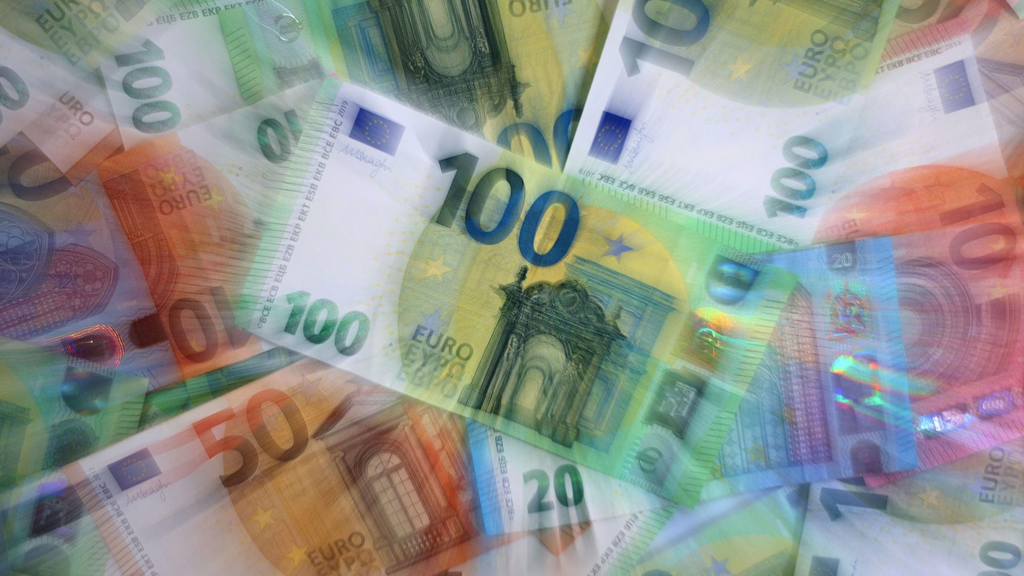 Verschiedene Euro-Banknoten liegen auf einem Tisch.