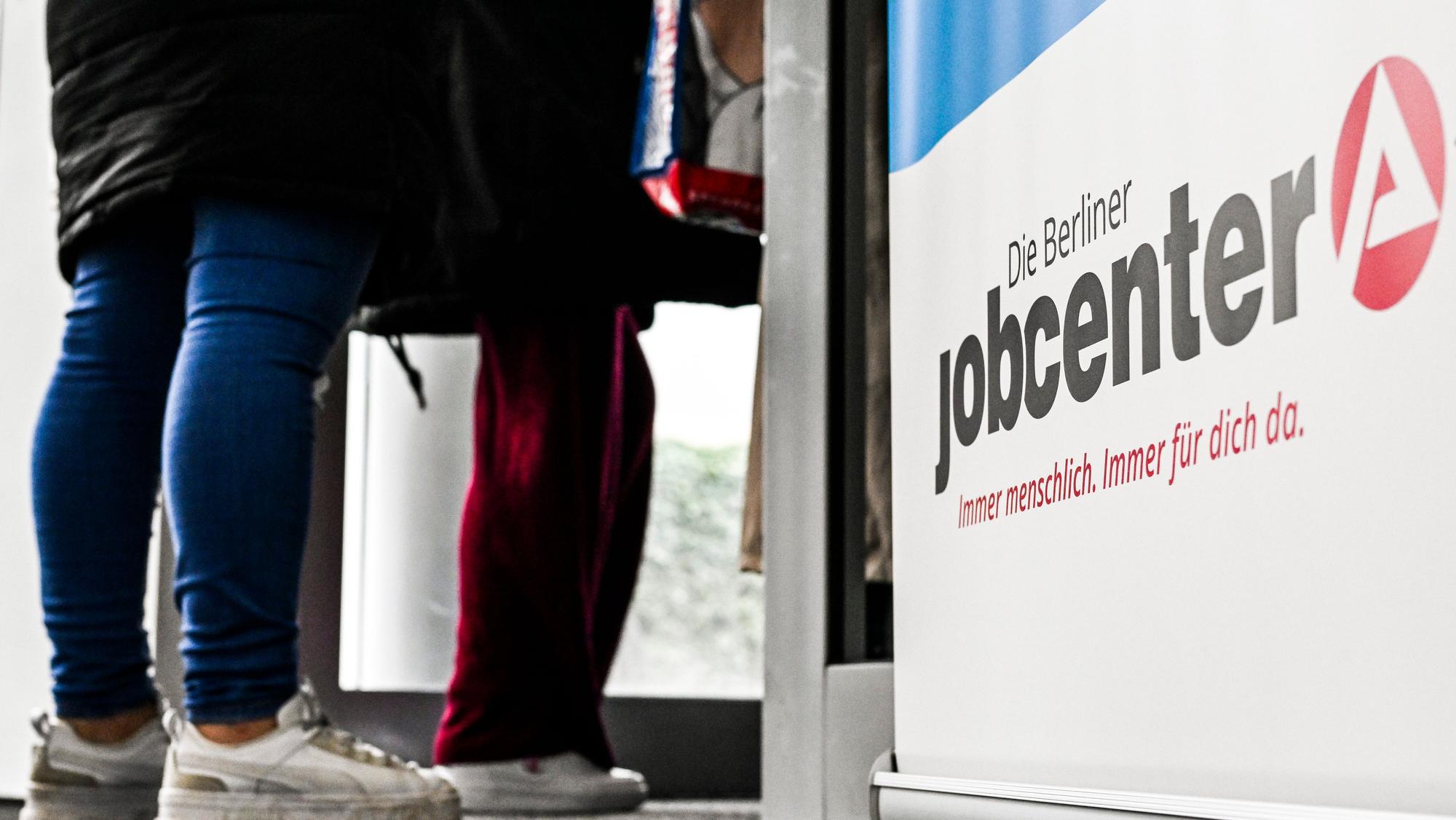 ARCHIV - 28.03.2024, Berlin: Wer Bürgergeld bezieht, soll eng mit dem Jobcenter zusammenarbeiten. (zu dpa: «Bürgergeld-Sanktionen sollen verschärft werden») Foto: Jens Kalaene/dpa/dpa-tmn +++ dpa-Bildfunk +++