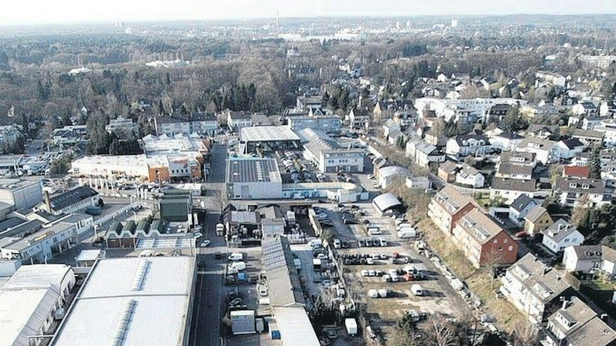 Die Trasse des alten Bahndamms ist zwischen Kölner Straße und Brüderstraße fast komplett bebaut.