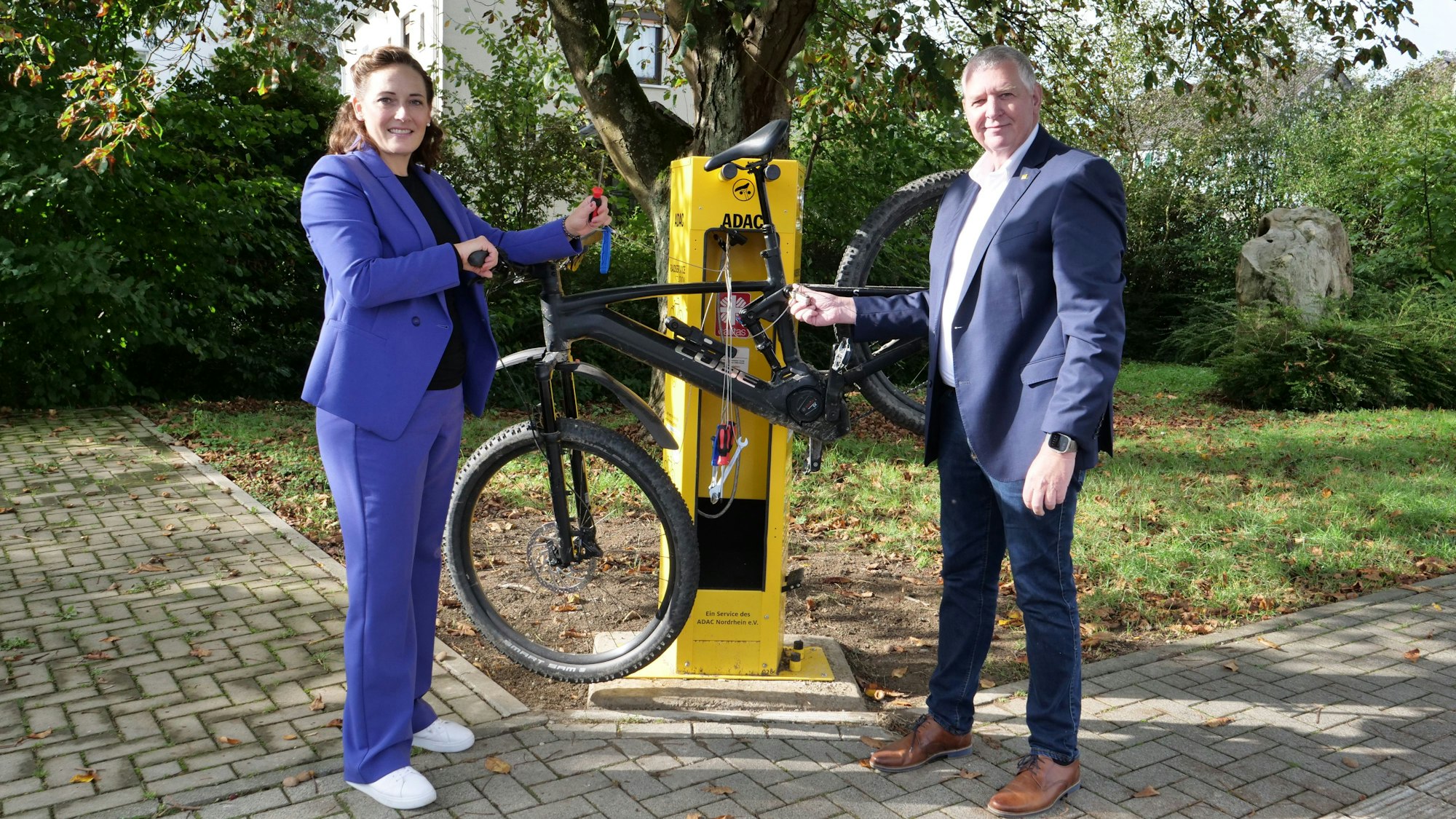Offizielle Einweihung am Antoniusplatz mit Bürgermeisterin Nicole Berka und Walter Hornung vom Vorstand Sport des ADAC Rheinland.