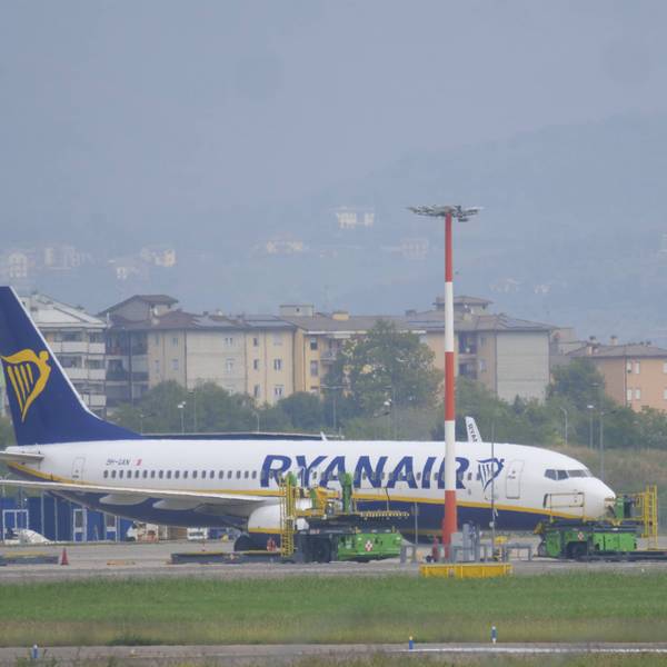 Eine Boeing 737 von Ryanair steht auf dem Rollfeld.