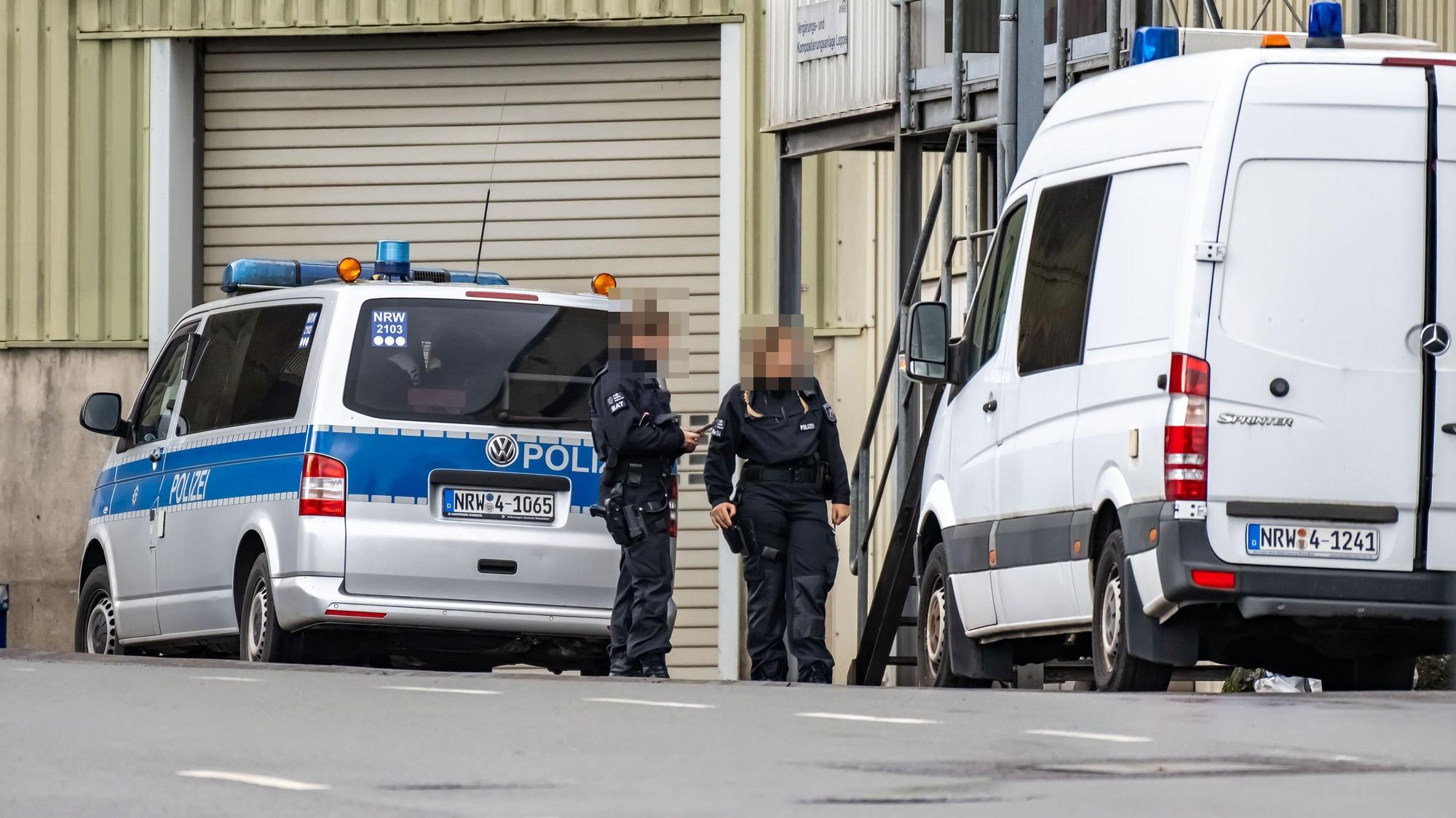 Beamte an der Leppedeponie.