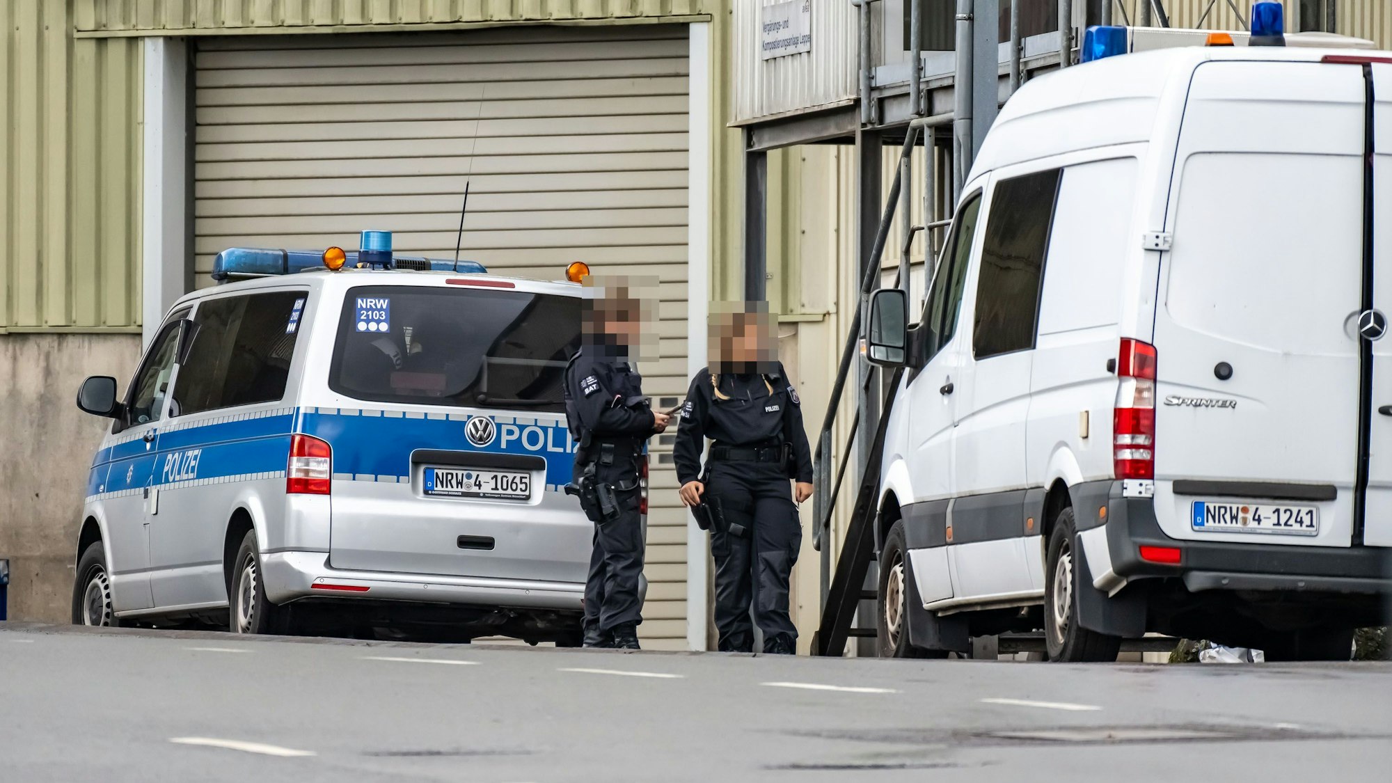 Beamte an der Leppedeponie.