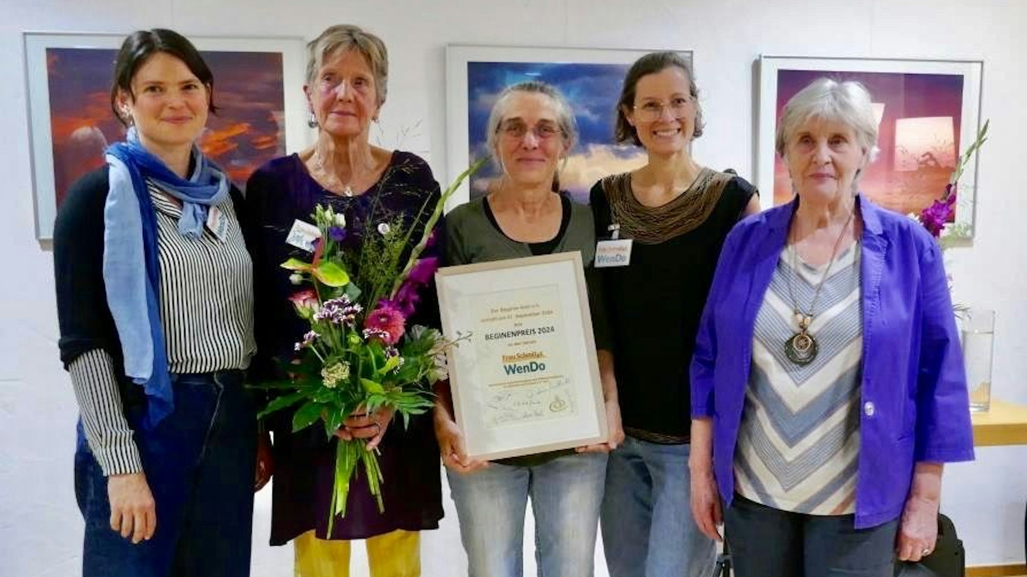 Begine Christine Müthrath mit den Preisträgerinnen von „Frau Schmitzz“.