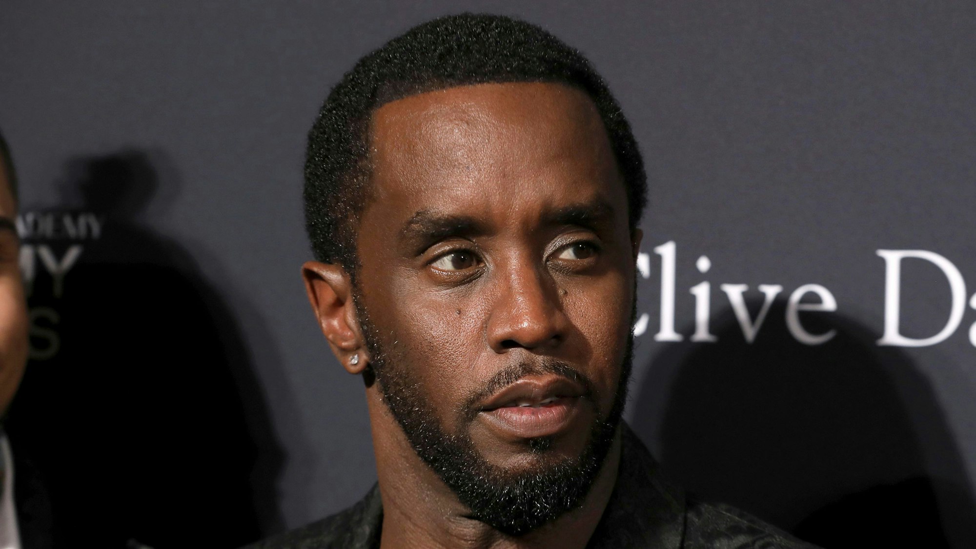 Sean Combs kommt zur Pre-Grammy Gala And Salute To Industry Icons im Beverly Hilton Hotel.