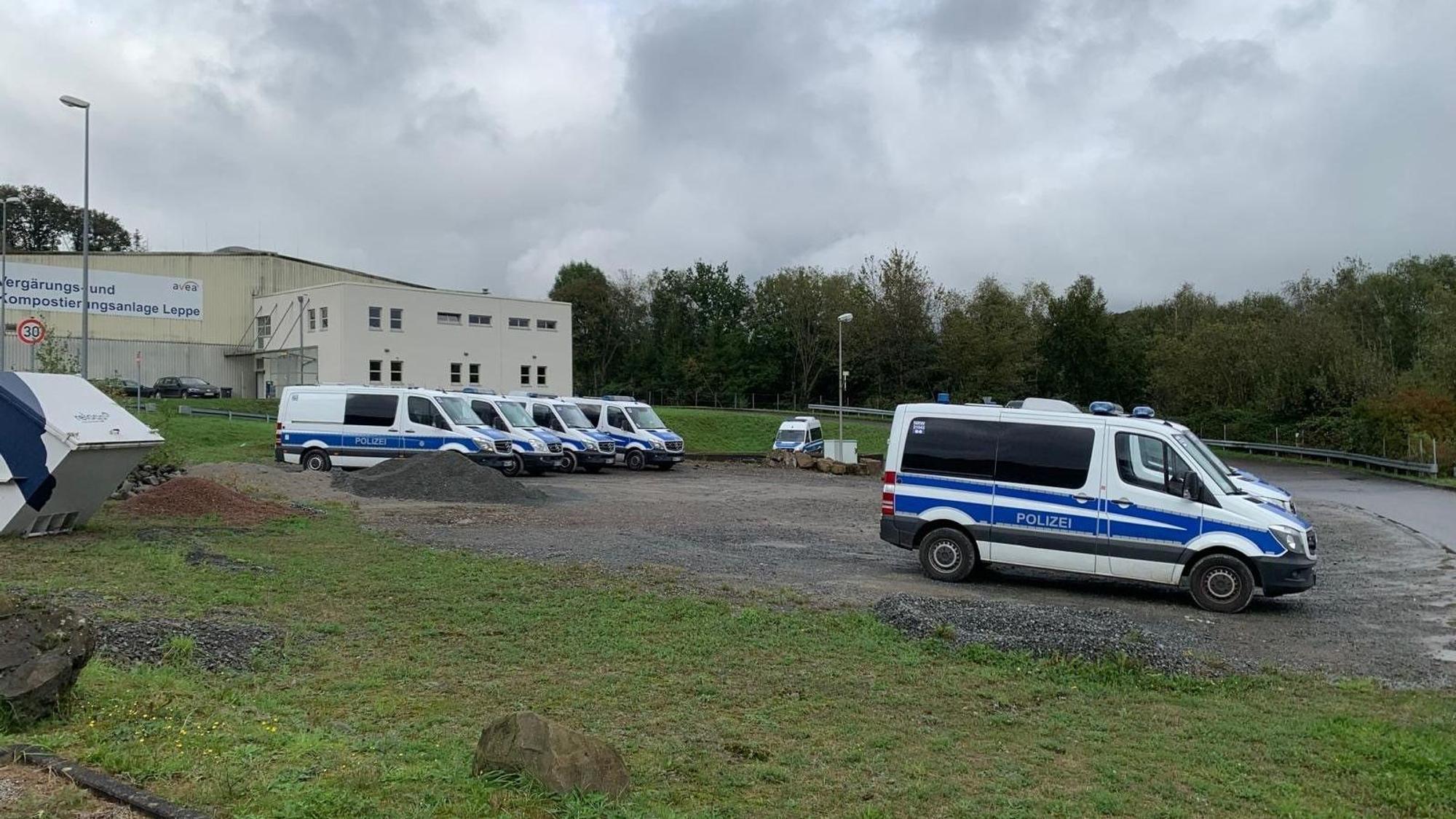 Polizeiwagen vor der Leppedeponie.