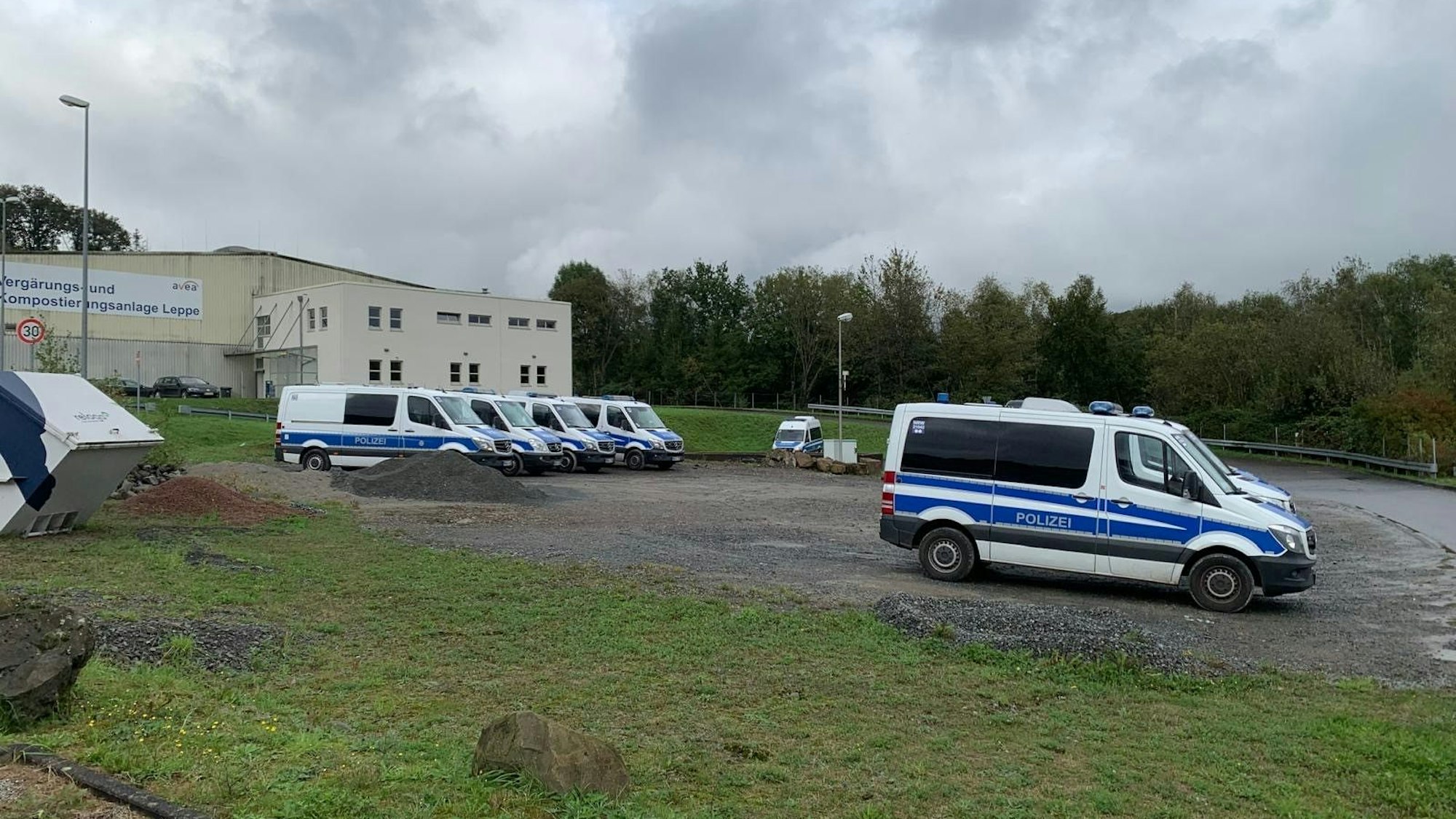Polizeiwagen vor der Leppedeponie.