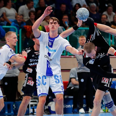 Bei einer Abwehraktion zieht Gummersbachs Ellidi Vidarsson am Trikot des Eelangers Antonis Metzner.