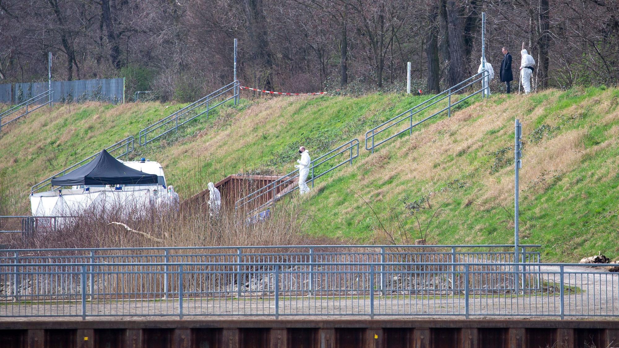 Im Mülheimer Hafen sicherten Ermittler im März Spuren.