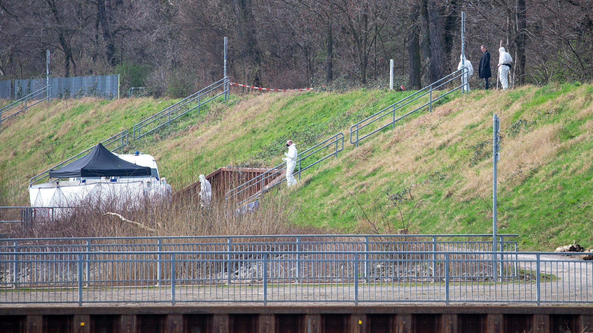 Im Mülheimer Hafen sicherten Ermittler im März Spuren.