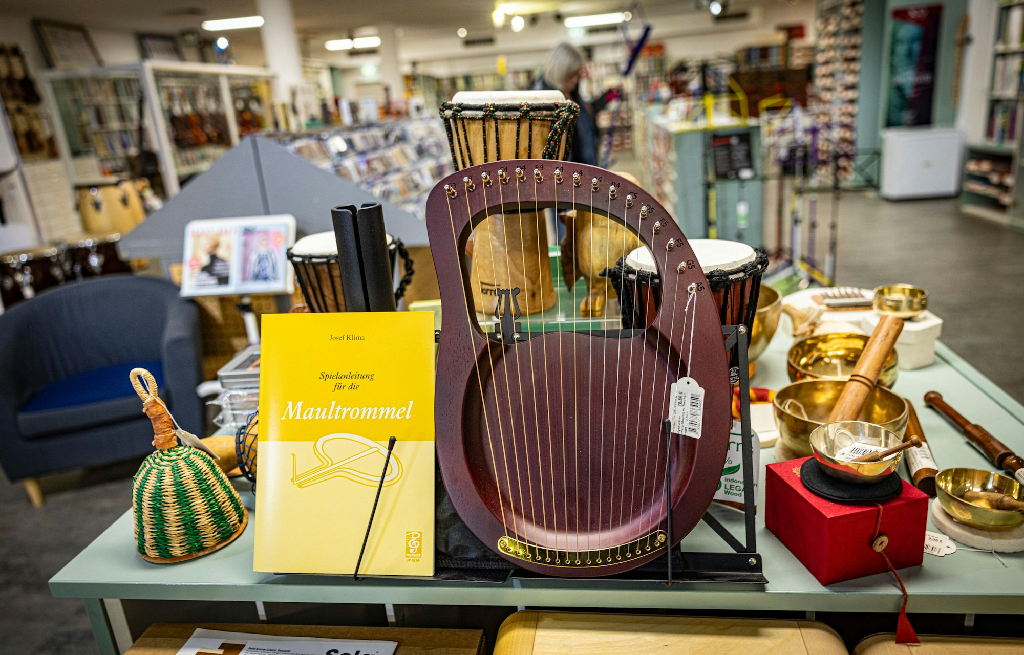 Klangschalen und andere Instrumente auf einem Tisch, im Hintergrund die Notenregale.