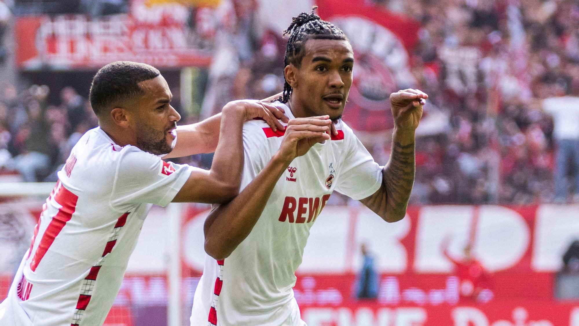 Damion Downs (r.) lässt sich von Teamkollege Linton Maina für das 3:0 Tor gegen den Karlsruher SC feiern und macht deutlich, was er von seinen Kritikern hält.
