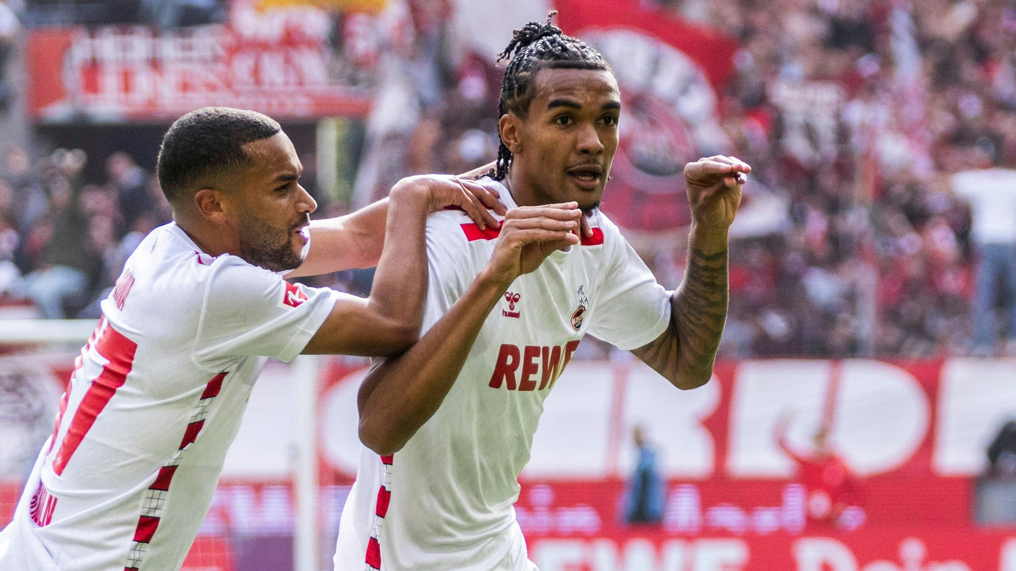 Damion Downs (r.) lässt sich von Teamkollege Linton Maina für das 3:0 Tor gegen den Karlsruher SC feiern und macht deutlich, was er von seinen Kritikern hält.