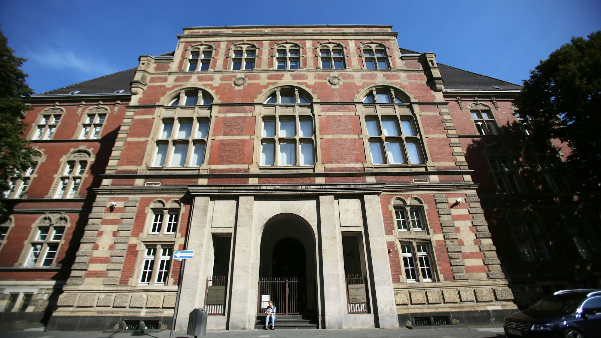 Frontansicht des Verwaltungsgerichts in Köln.