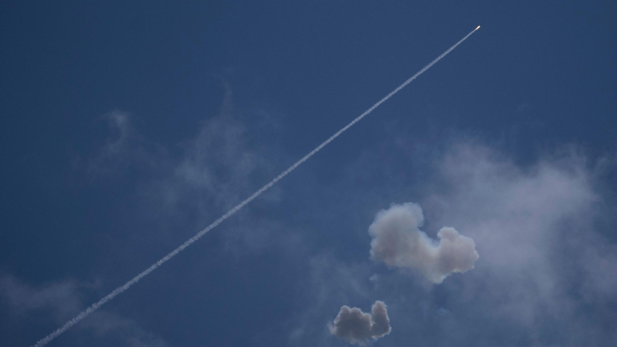 Das israelische Luftabwehrsystem Iron Dome feuert, um Raketen abzufangen, die aus dem Libanon abgefeuert wurden im Norden Israels.