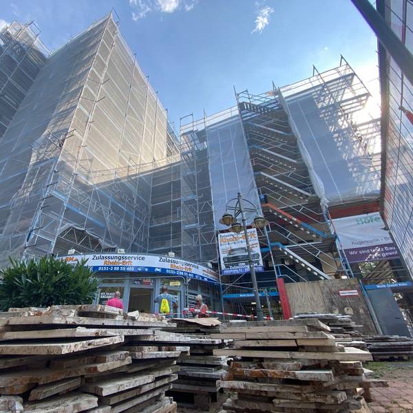 Zu sehen ist das mit einem Gerüst ungebene Ockenfels-Hochhaus.