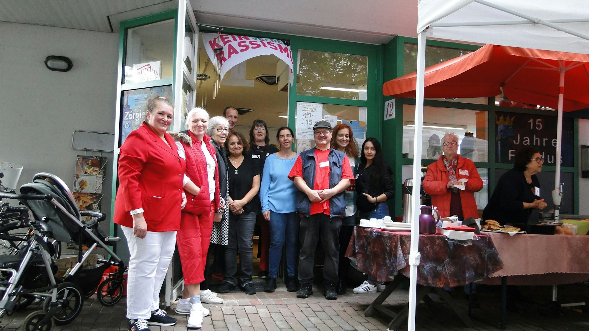 Der Vorstand und die Belegschaft des Fundus bieten der Nachbarschaft seit 15 Jahren günstige Secondhand-Ware.