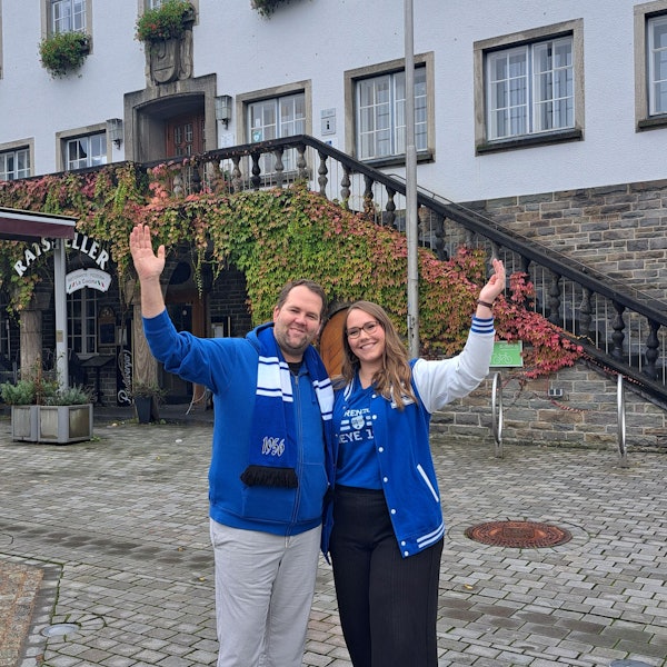 Alina und Tim Braun stehen Arm in Arm vor dem Wipperfürther Rathaus.