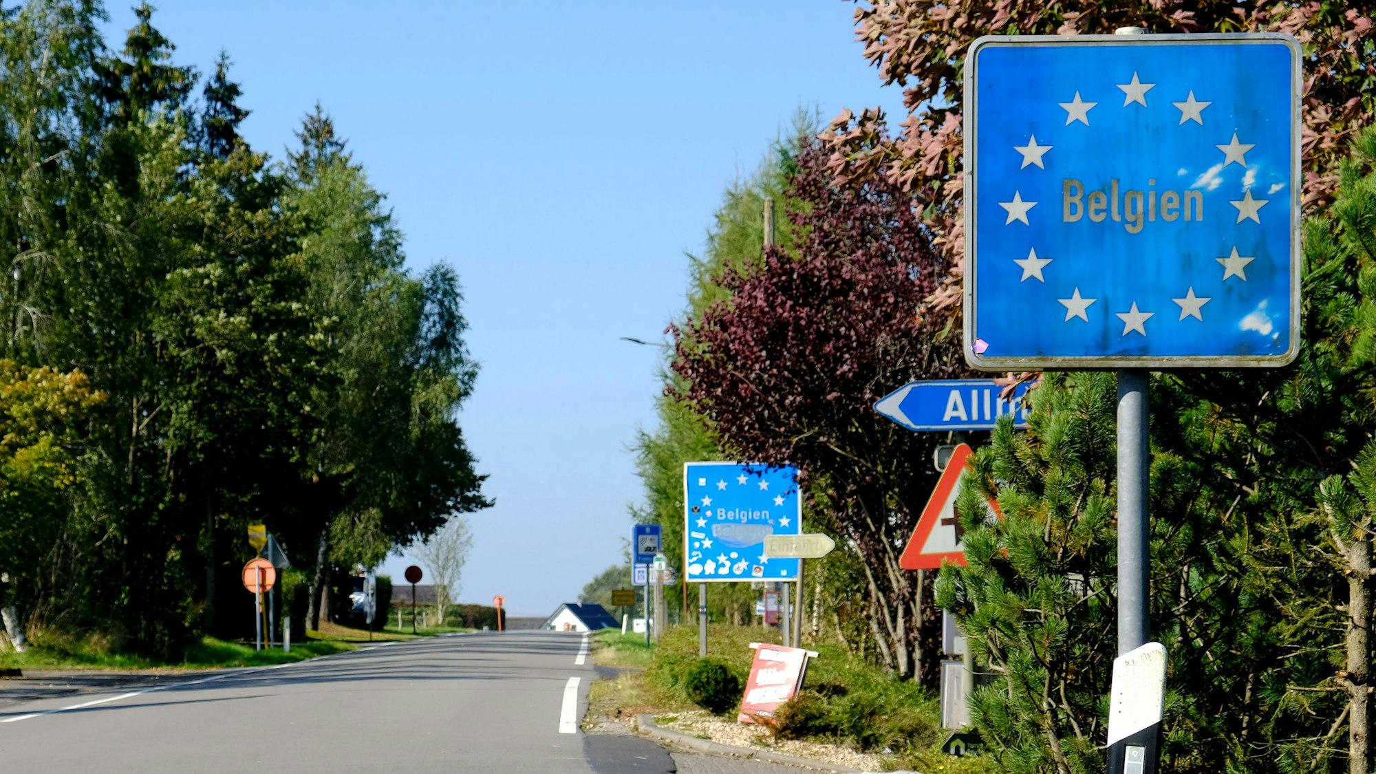 Am Grenzübergang Hergersberg bei Losheim weisen blaue Schilder mit der Aufschrift Belgien auf den Grenzverlauf hin.