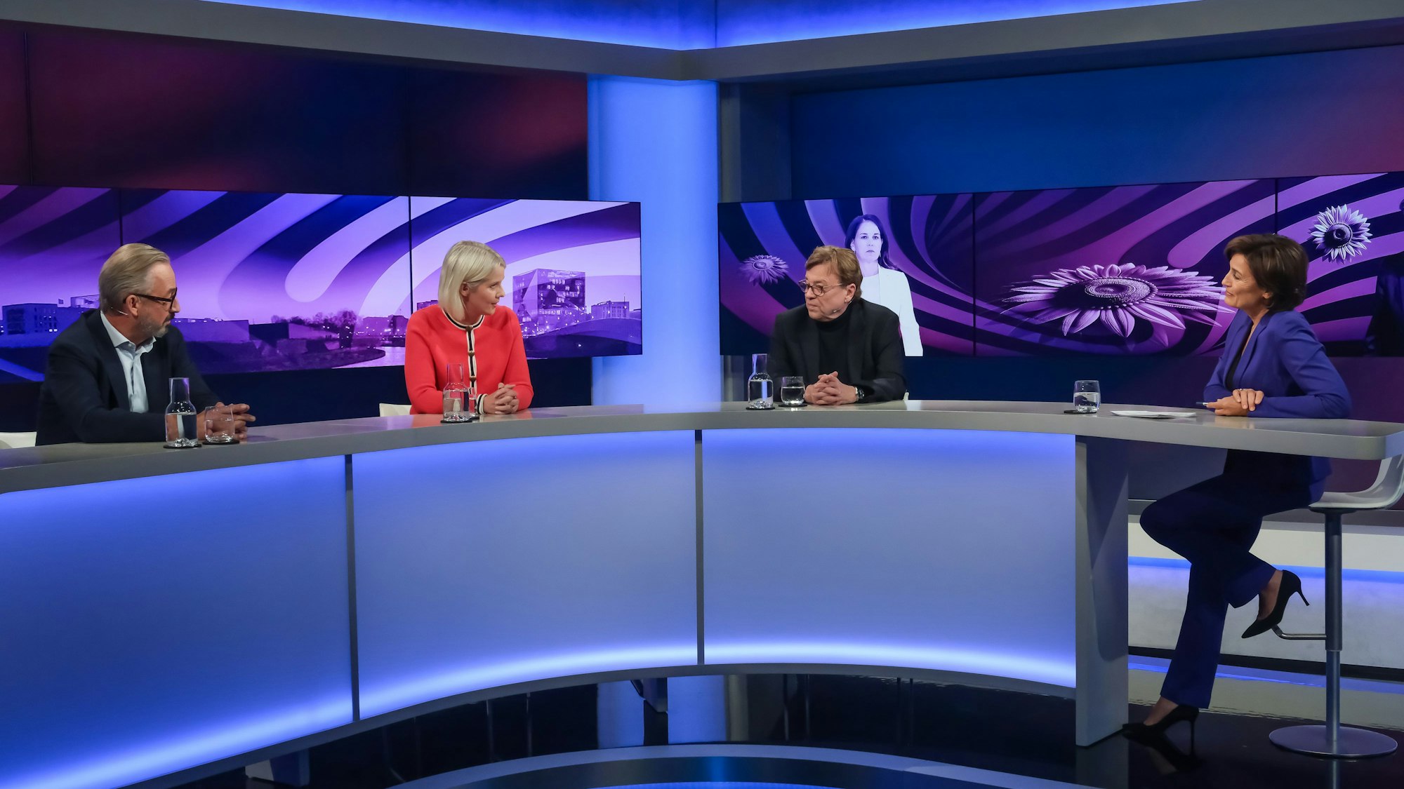 ARD/"maischberger" vom 01.10.2024 abgebildete Personen v.l.n.r. Jan Fleischhauer (Focus-Kolumnist), Nicole Diekmann (Korrespondentin im ZDF-Hauptstadtstudio), Béla Réthy (Sportjournalist), Sandra Maischberger