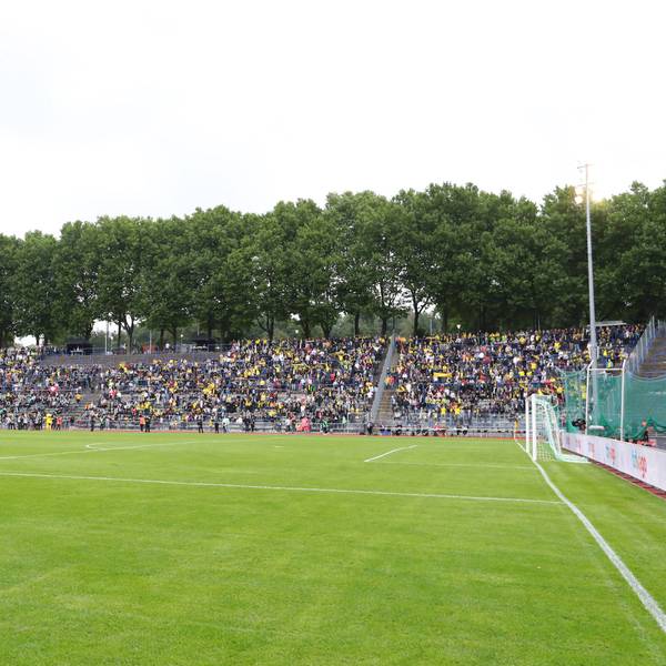 Mittwoch 02.09.2021, Saison 2021/22, Benefizspiel des BVB für die Flutopfer im Hagener Ischelandstadion, SpVg. Hagen 11 / SV Hohenlimburg 1910 - BVB 09 Borussia Dortmund, Blick auf die Gegentribüne mit Zuschauern / BVB-Fans *** Wednesday 02 09 2021, Season 2021 22, Benefit match of the BVB for the flood victims at the Ischelandstadion in Hagen, SpVg Hagen 11 SV Hohenlimburg 1910 BVB 09 Borussia Dortmund, View of the opposing stand with spectators BVB fans