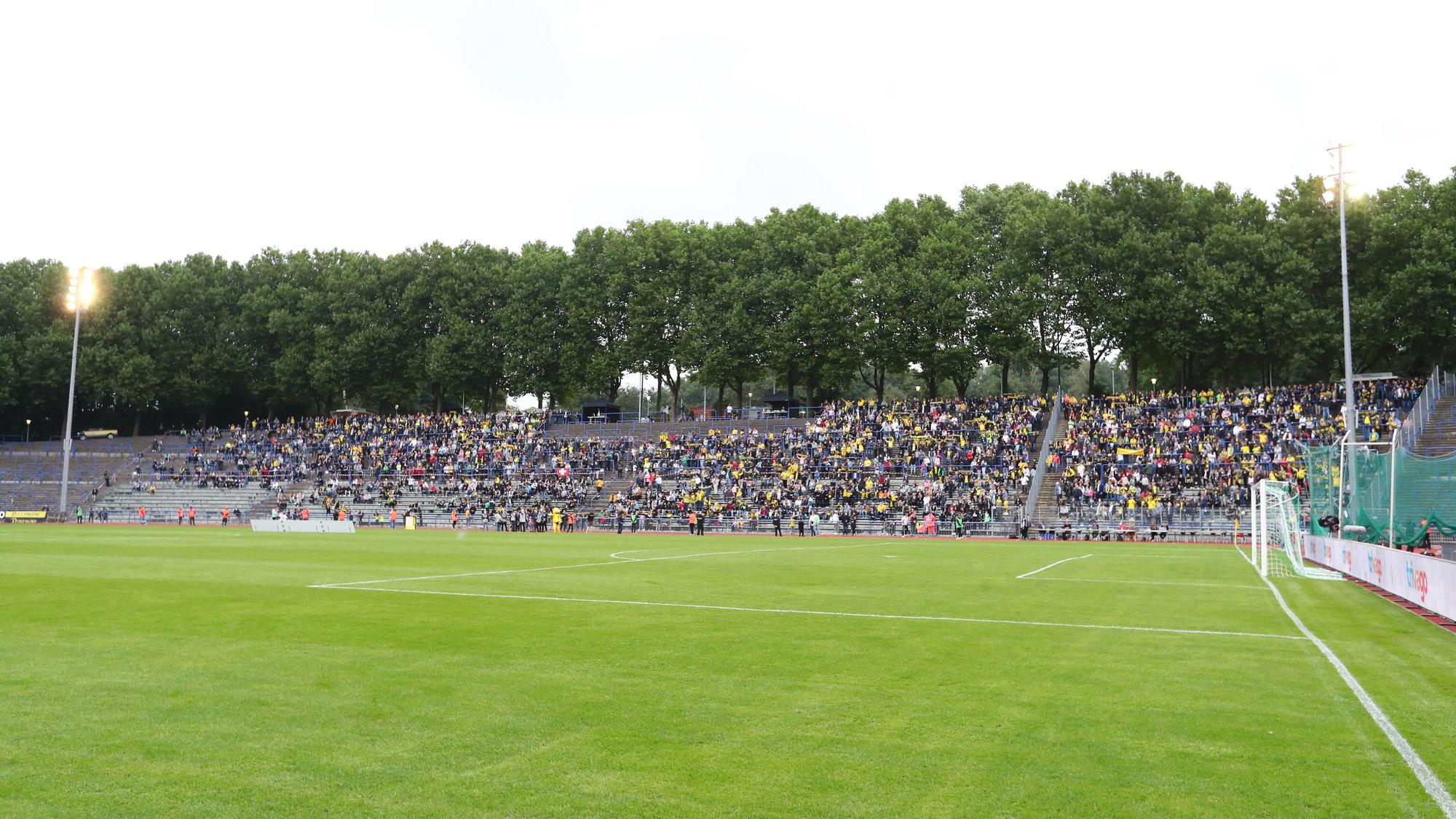 Mittwoch 02.09.2021, Saison 2021/22, Benefizspiel des BVB für die Flutopfer im Hagener Ischelandstadion, SpVg. Hagen 11 / SV Hohenlimburg 1910 - BVB 09 Borussia Dortmund, Blick auf die Gegentribüne mit Zuschauern / BVB-Fans *** Wednesday 02 09 2021, Season 2021 22, Benefit match of the BVB for the flood victims at the Ischelandstadion in Hagen, SpVg Hagen 11 SV Hohenlimburg 1910 BVB 09 Borussia Dortmund, View of the opposing stand with spectators BVB fans