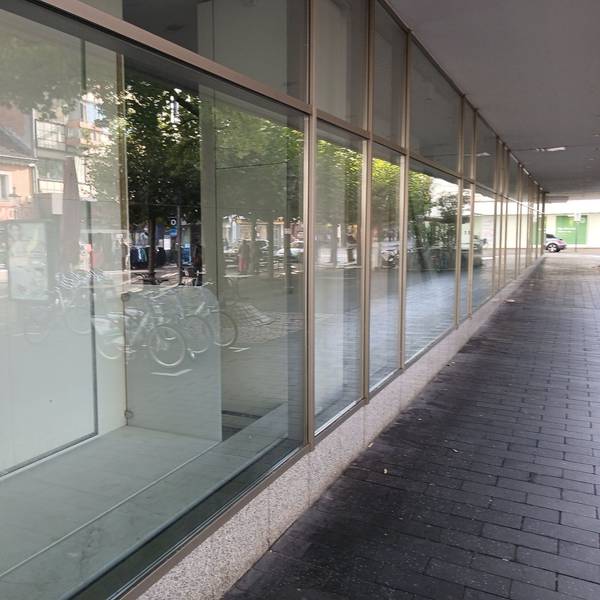 Leere Schaufensterfront eines Warenhauses