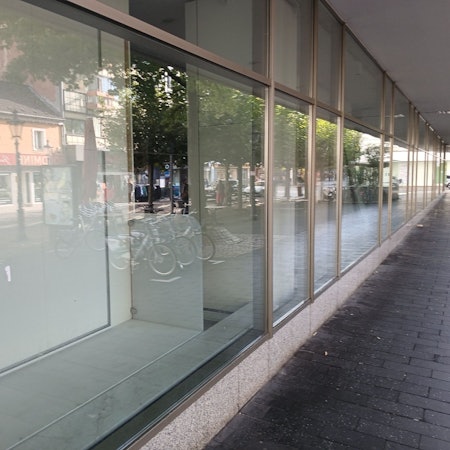 Leere Schaufensterfront eines Warenhauses