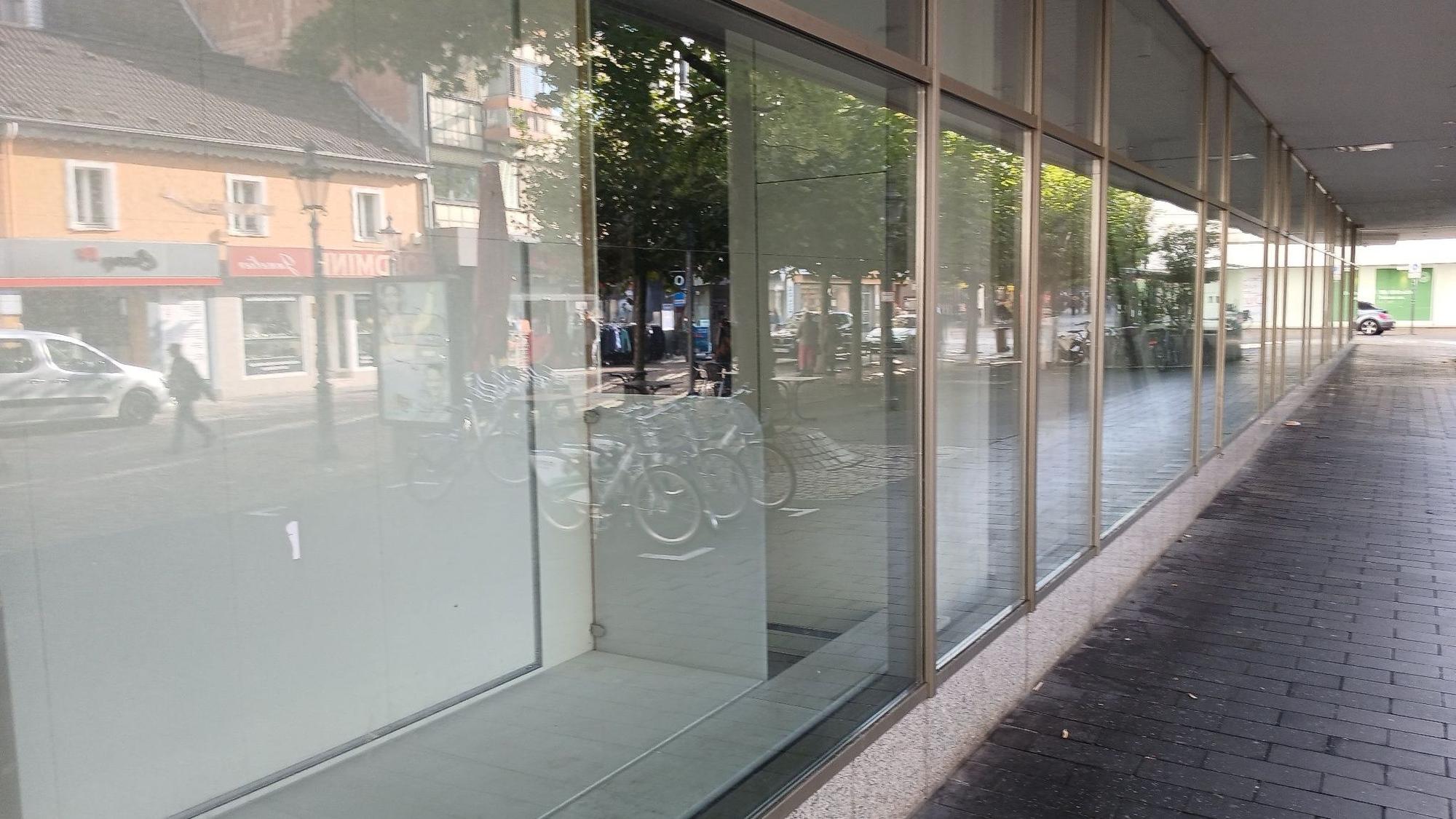 Leere Schaufensterfront eines Warenhauses