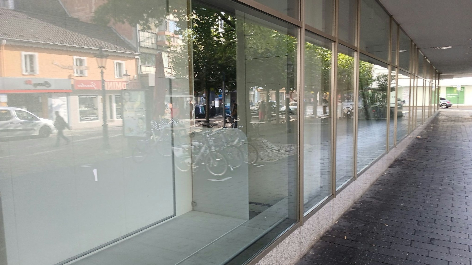 Leere Schaufensterfront eines Warenhauses