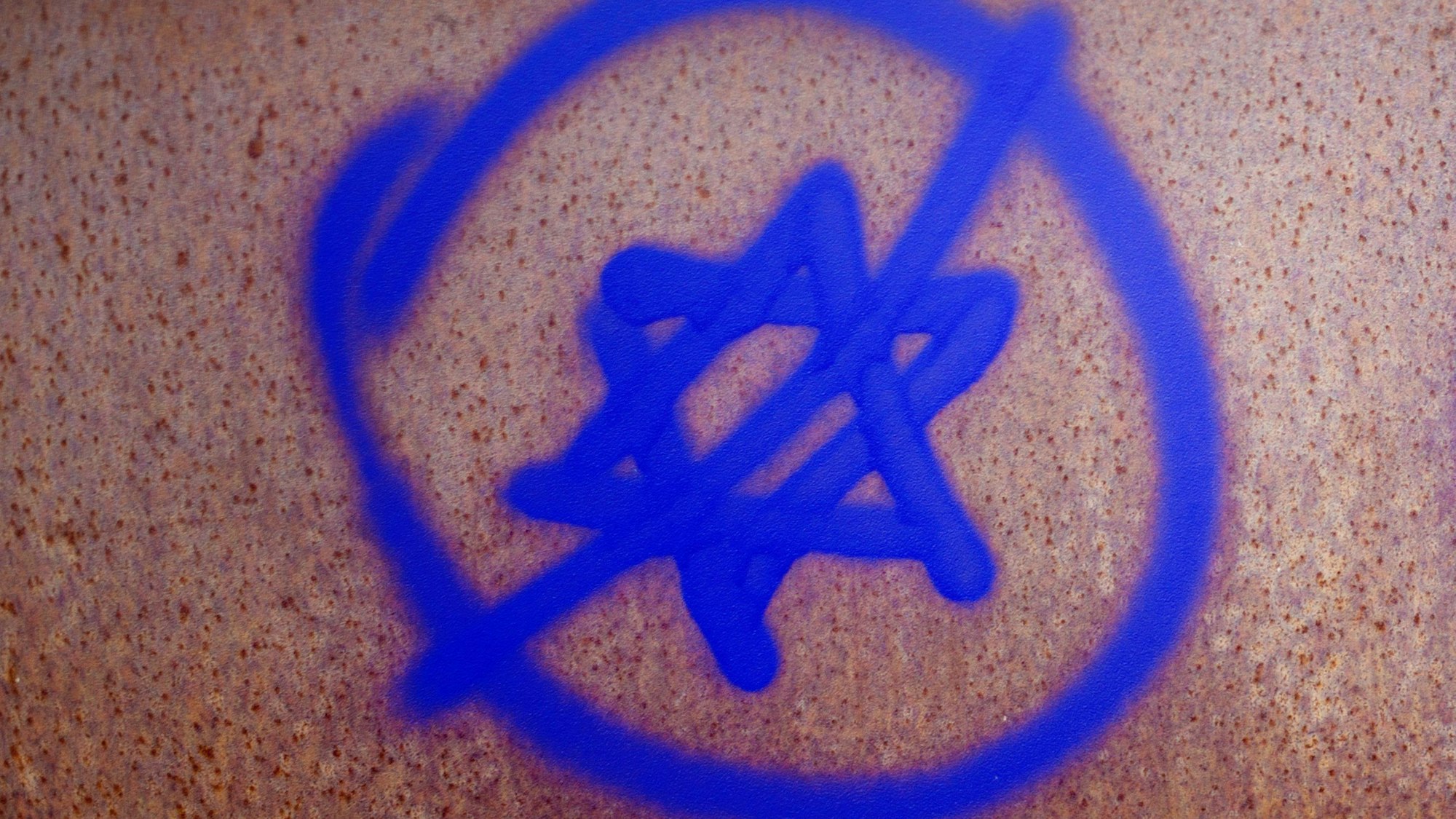 Ein durchgestrichener Davidstern ist an einer Gedenkstätte in Berlin zu sehen.