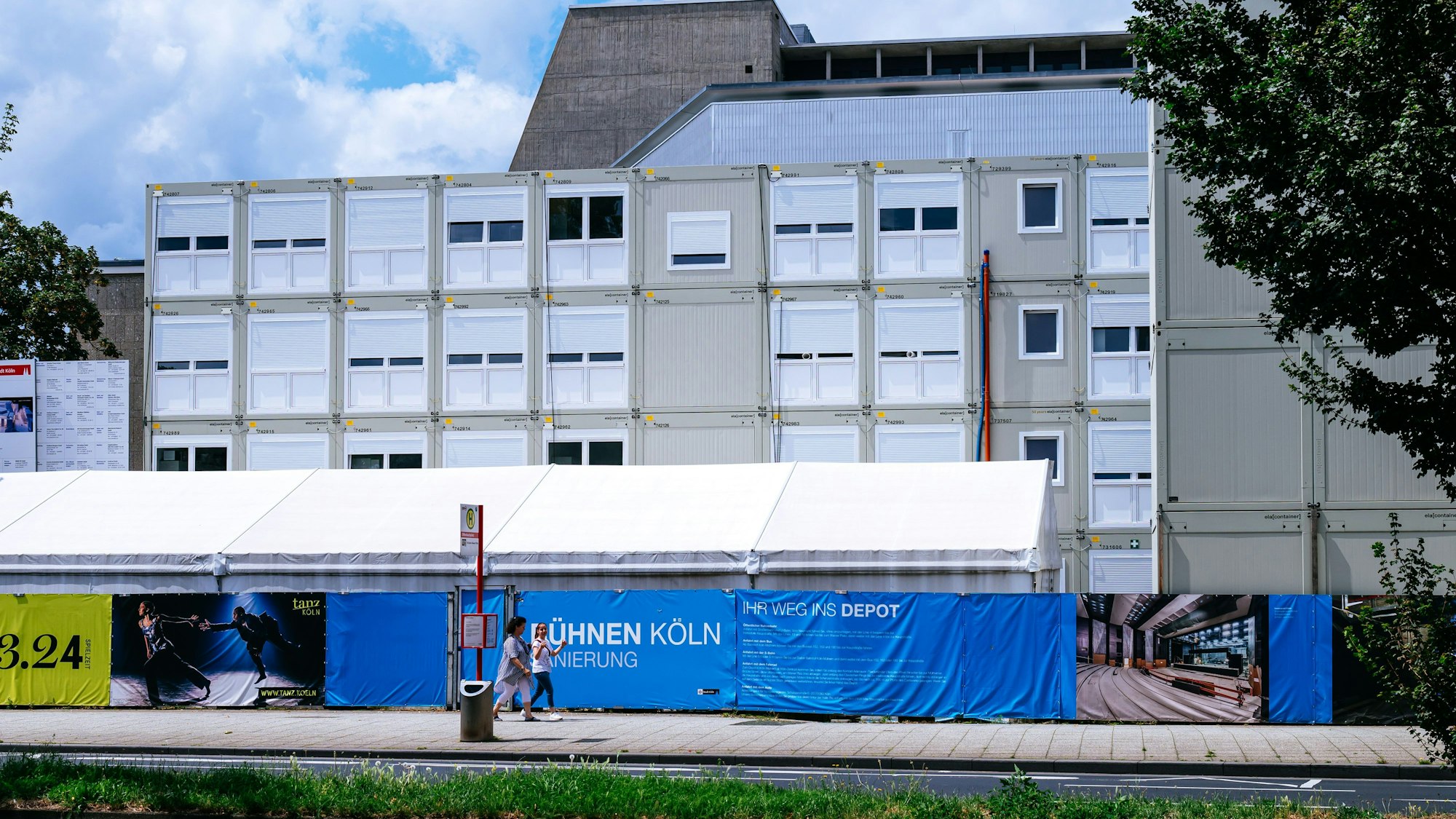 Container stehen vor der Baustelle an der Kölner Oper.