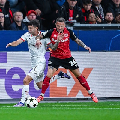 Auch defensiv stark: Leverkusens Aleix Garcia im Duell mit dem Ex-Dortmunder Christian Pulisic (l.).