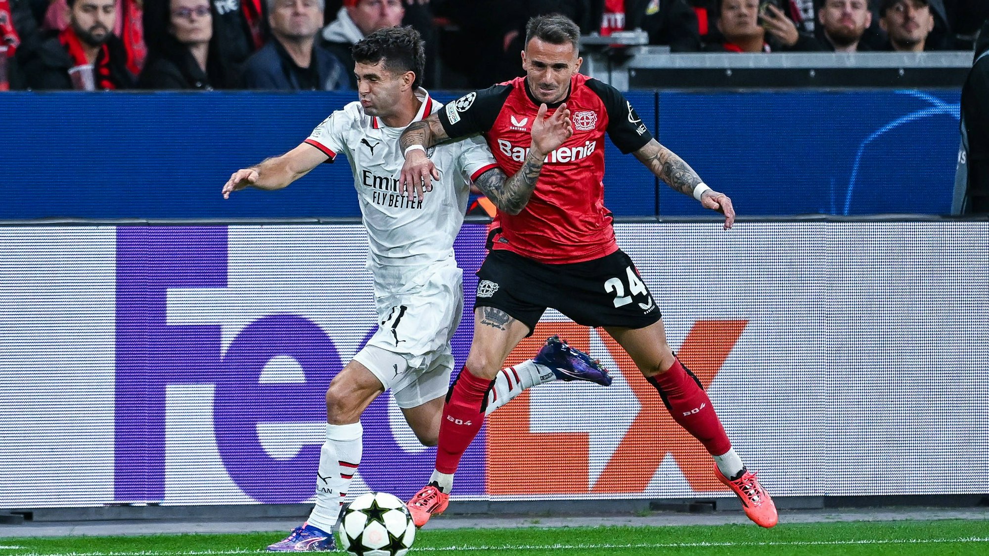 Auch defensiv stark: Leverkusens Aleix Garcia im Duell mit dem Ex-Dortmunder Christian Pulisic (l.).