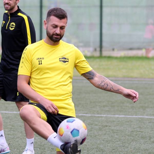 Kevin Pires-Rodrigues balanciert den Ball auf dem linken Fuß.