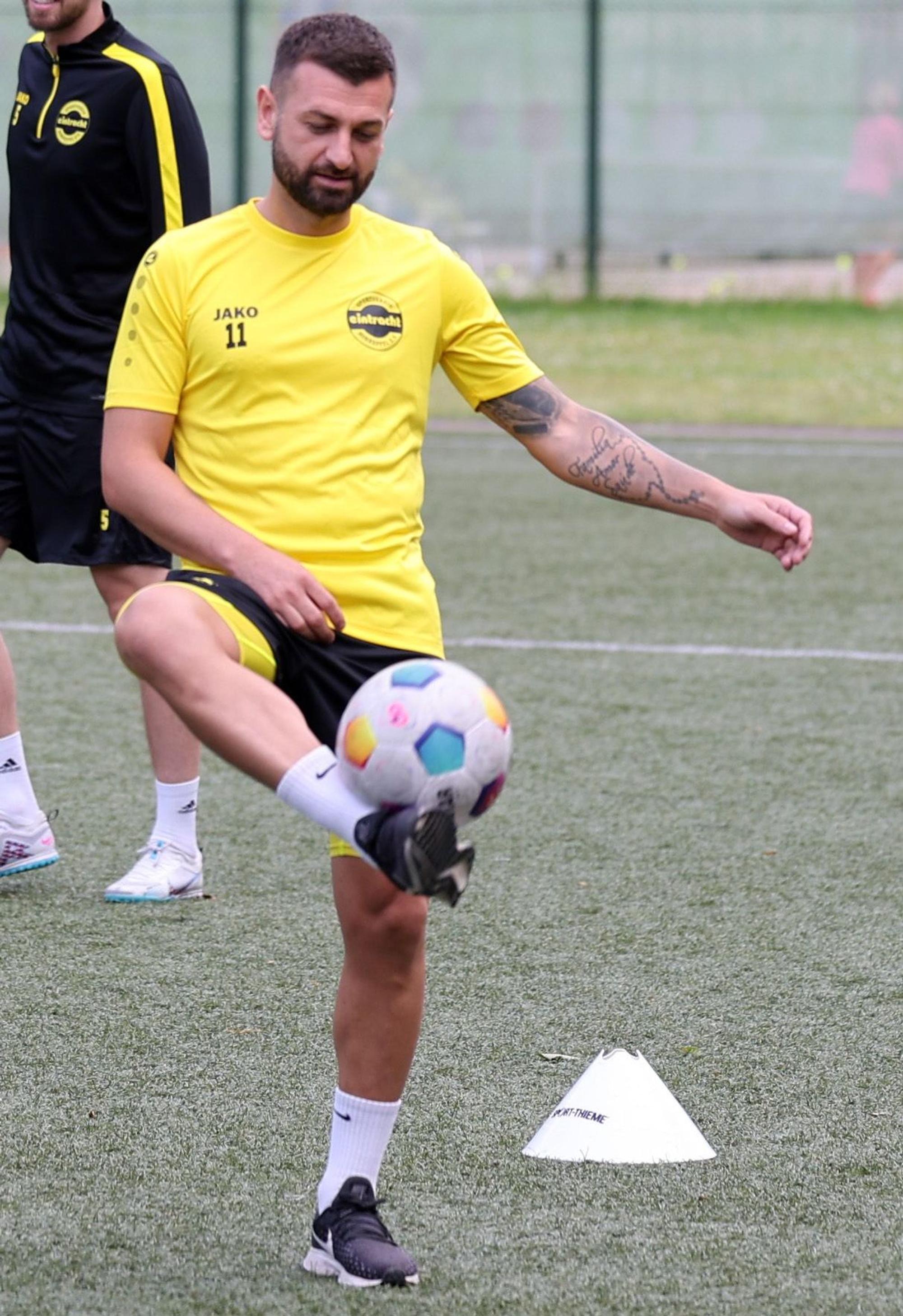 Kevin Pires-Rodrigues balanciert den Ball auf dem linken Fuß.