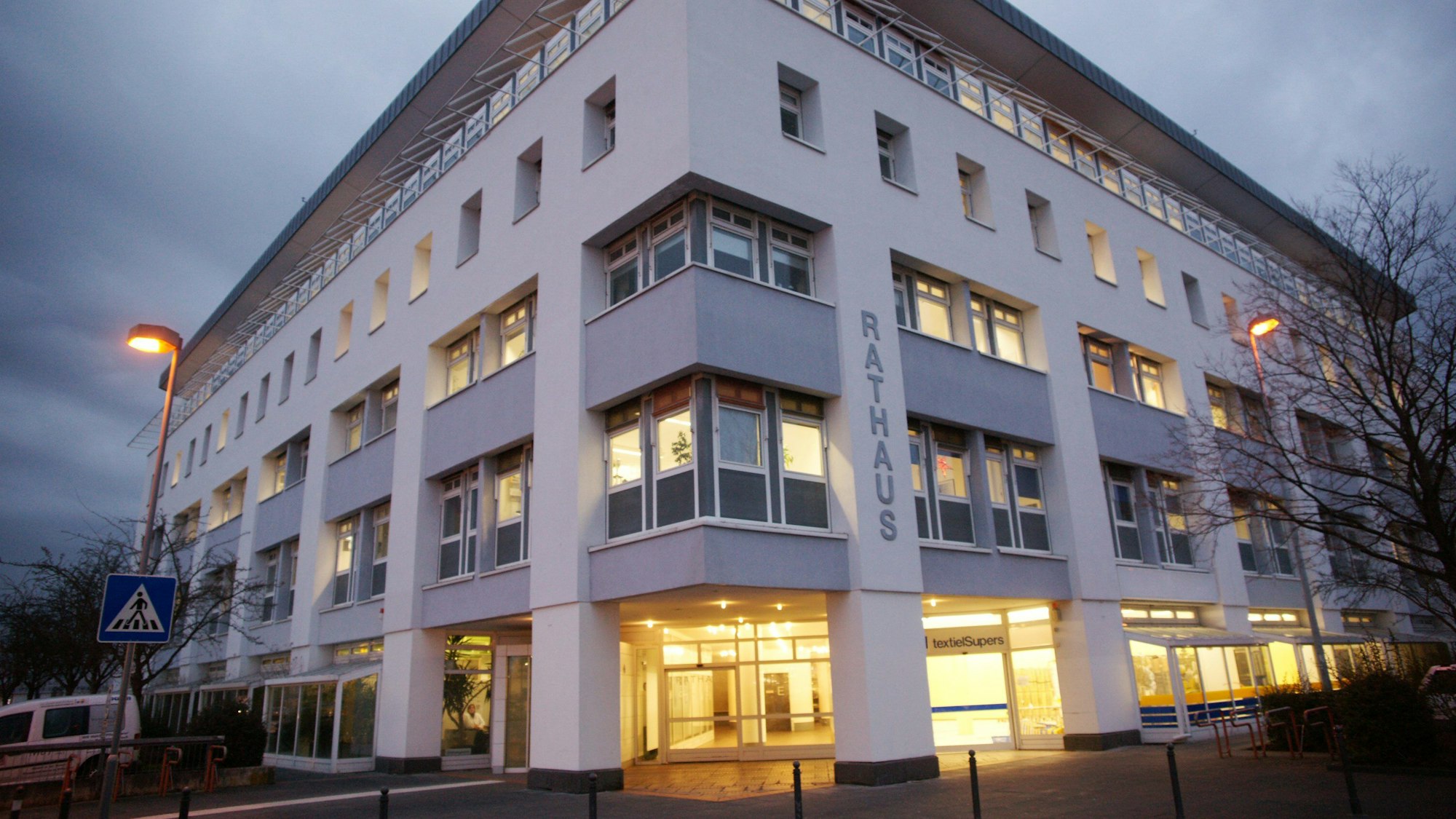 Zu sehen ist das Erftstädter Rathaus in Liblar.